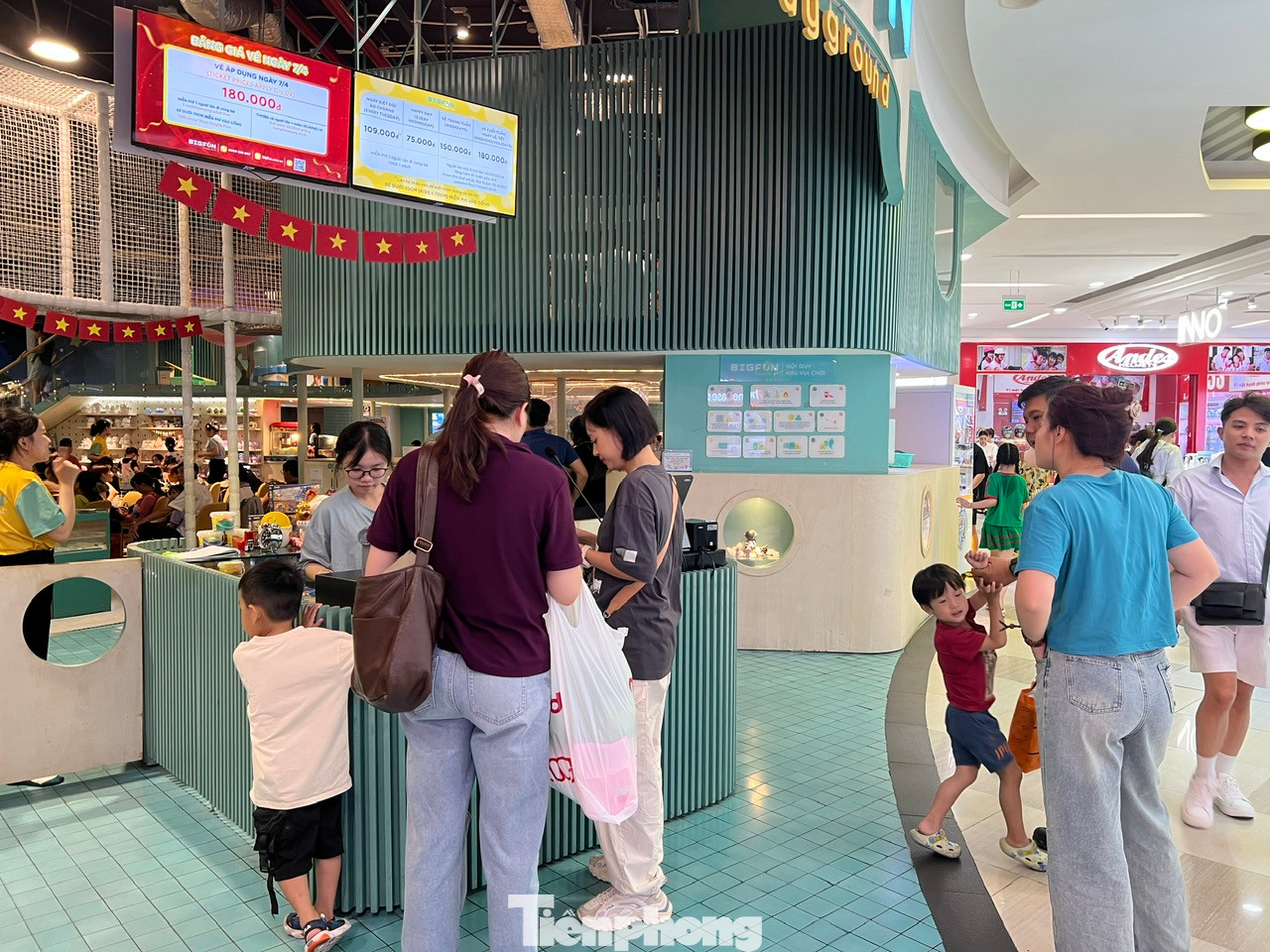 Đầu giờ chiều 7/4 (ngày cuối kỳ nghỉ 3 ngày dịp lễ Giỗ Tổ Hùng Vương), các trung tâm thương mại tại TPHCM như Vạn Hạnh Mall, Aeon, Vincom... nhộn nhịp người dân đến vui chơi, ăn uống. Trong đó, phần lớn đều là các gia đình trẻ, học sinh, sinh viên đi theo từng nhóm. Đầu giờ chiều 7/4 (ngày cuối kỳ nghỉ 3 ngày dịp lễ Giỗ Tổ Hùng Vương), các trung tâm thương mại tại TPHCM như Vạn Hạnh Mall, Aeon, Vincom... nhộn nhịp người dân đến vui chơi, ăn uống. Trong đó, phần lớn đều là các gia đình trẻ, học sinh, sinh viên đi theo từng nhóm.