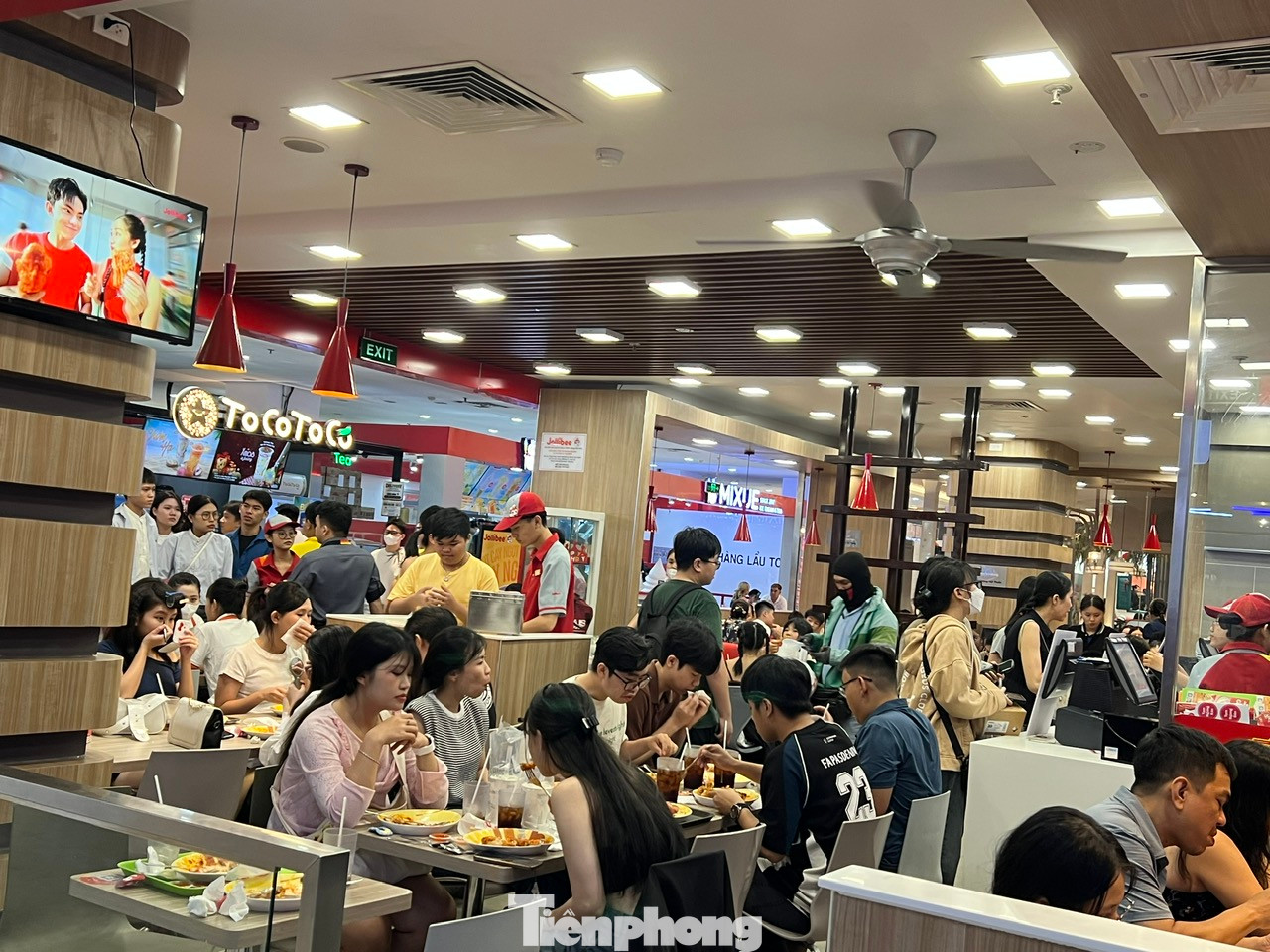 Nhiều quán ăn không còn chỗ trống. Nghỉ lễ là dịp để các bạn trẻ gặp gỡ, hẹn hò nhau nên thường đi từ 5 - 10 người. Nhân viên hàng ăn chạy hết công suất để phục vụ "thượng đế" trong những ngày này. Nhiều quán ăn không còn chỗ trống. Nghỉ lễ là dịp để các bạn trẻ gặp gỡ, hẹn hò nhau nên thường đi từ 5 - 10 người. Nhân viên hàng ăn chạy hết công suất để phục vụ "thượng đế" trong những ngày này.