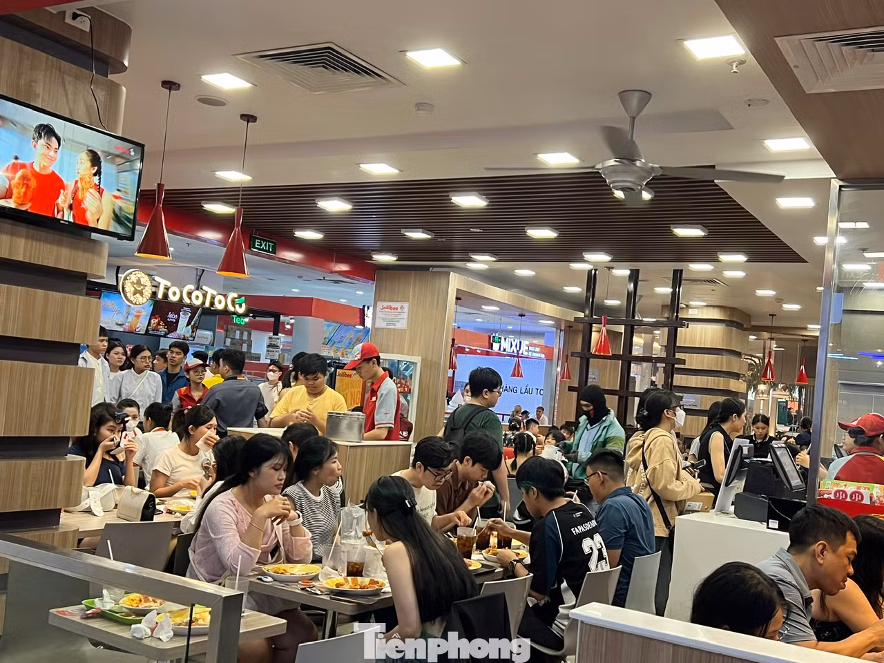 Nhiều quán ăn không còn chỗ trống. Nghỉ lễ là dịp để các bạn trẻ gặp gỡ, hẹn hò nhau nên thường đi từ 5 - 10 người. Nhân viên hàng ăn chạy hết công suất để phục vụ "thượng đế" trong những ngày này.