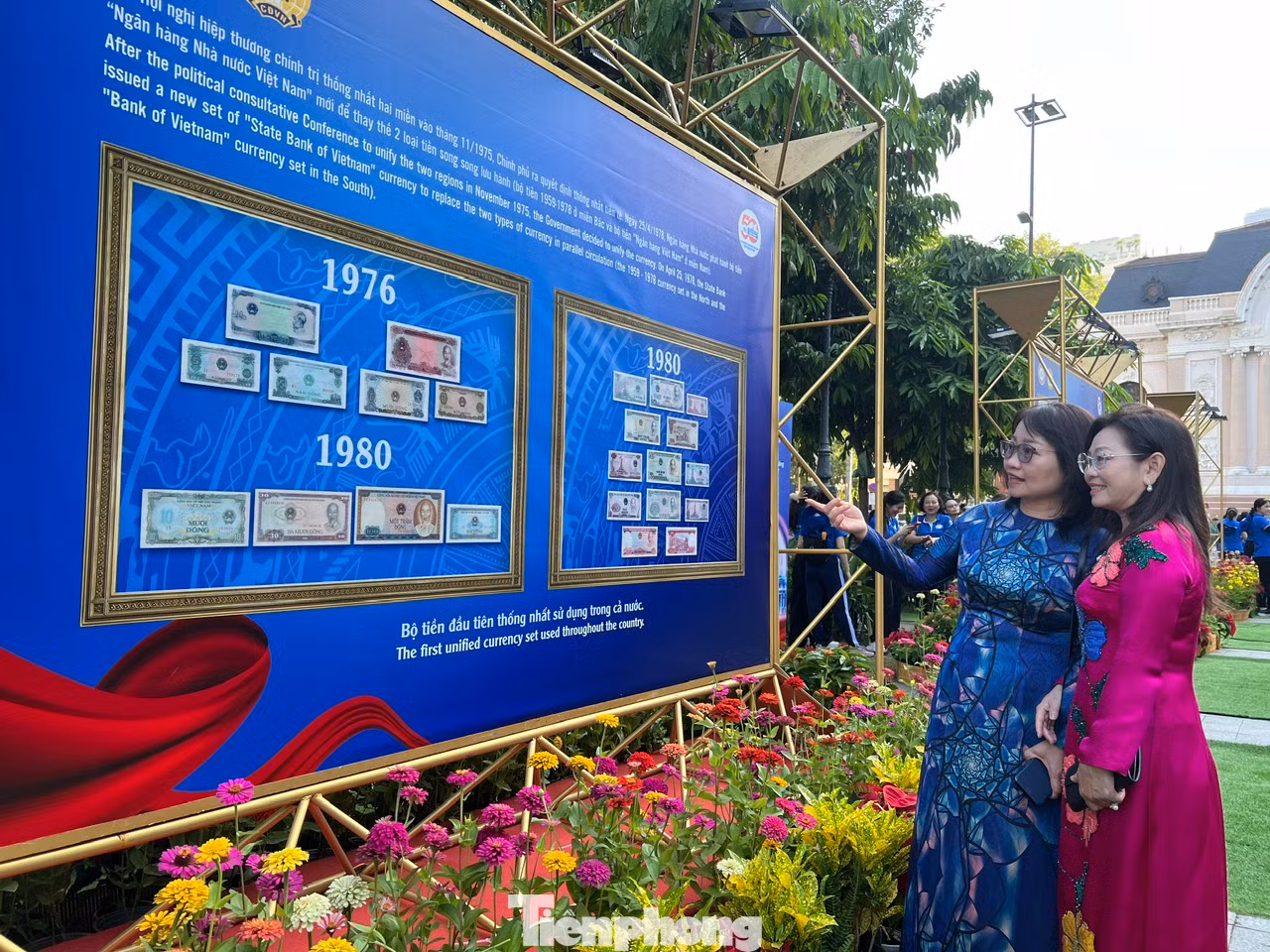 Tại Công trường Lam Sơn (quận 1), Ngân hàng Nhà nước (NHNN) Chi nhánh Khu vực 2 tổ chức triển lãm ảnh với chủ đề “Quá trình hình thành của ngành ngân hàng TPHCM”, kéo dài đến ngày 10/4. Rất đông du khách, bạn trẻ và người dân đến tham quan, tìm hiểu các dịch vụ của ngành ngân hàng gắn với sự phát triển kinh tế của TPHCM.