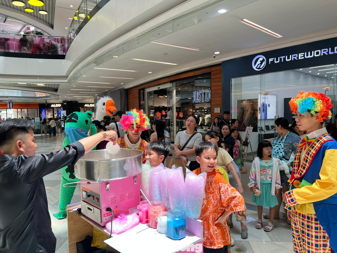 Các em nhỏ hào hứng nhận kẹo bông miễn phí tại Vạn Hạnh Mall (quận 10). Các em nhỏ hào hứng nhận kẹo bông miễn phí tại Vạn Hạnh Mall (quận 10).