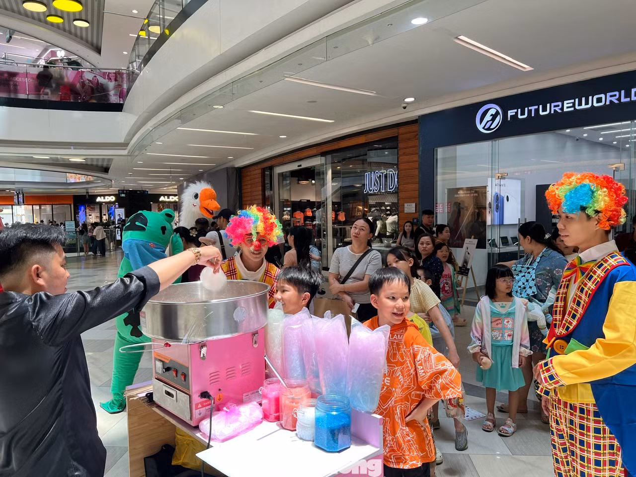 Các em nhỏ hào hứng nhận kẹo bông miễn phí tại Vạn Hạnh Mall (quận 10).