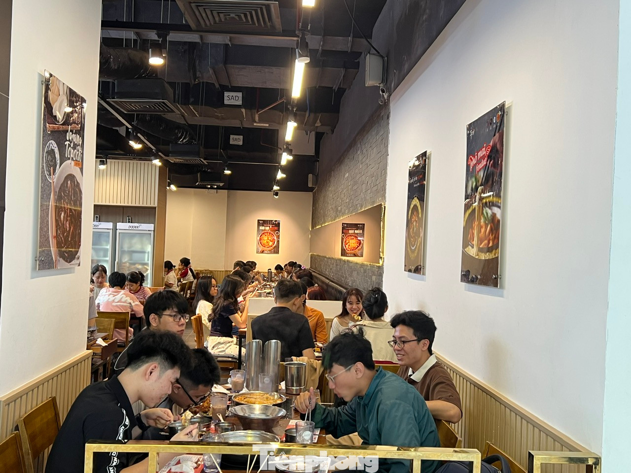 Nhiều quán ăn không còn chỗ trống. Nghỉ lễ là dịp để các bạn trẻ gặp gỡ, hẹn hò nhau nên thường đi từ 5 - 10 người. Nhân viên hàng ăn chạy hết công suất để phục vụ "thượng đế" trong những ngày này. Nhiều quán ăn không còn chỗ trống. Nghỉ lễ là dịp để các bạn trẻ gặp gỡ, hẹn hò nhau nên thường đi từ 5 - 10 người. Nhân viên hàng ăn chạy hết công suất để phục vụ "thượng đế" trong những ngày này.