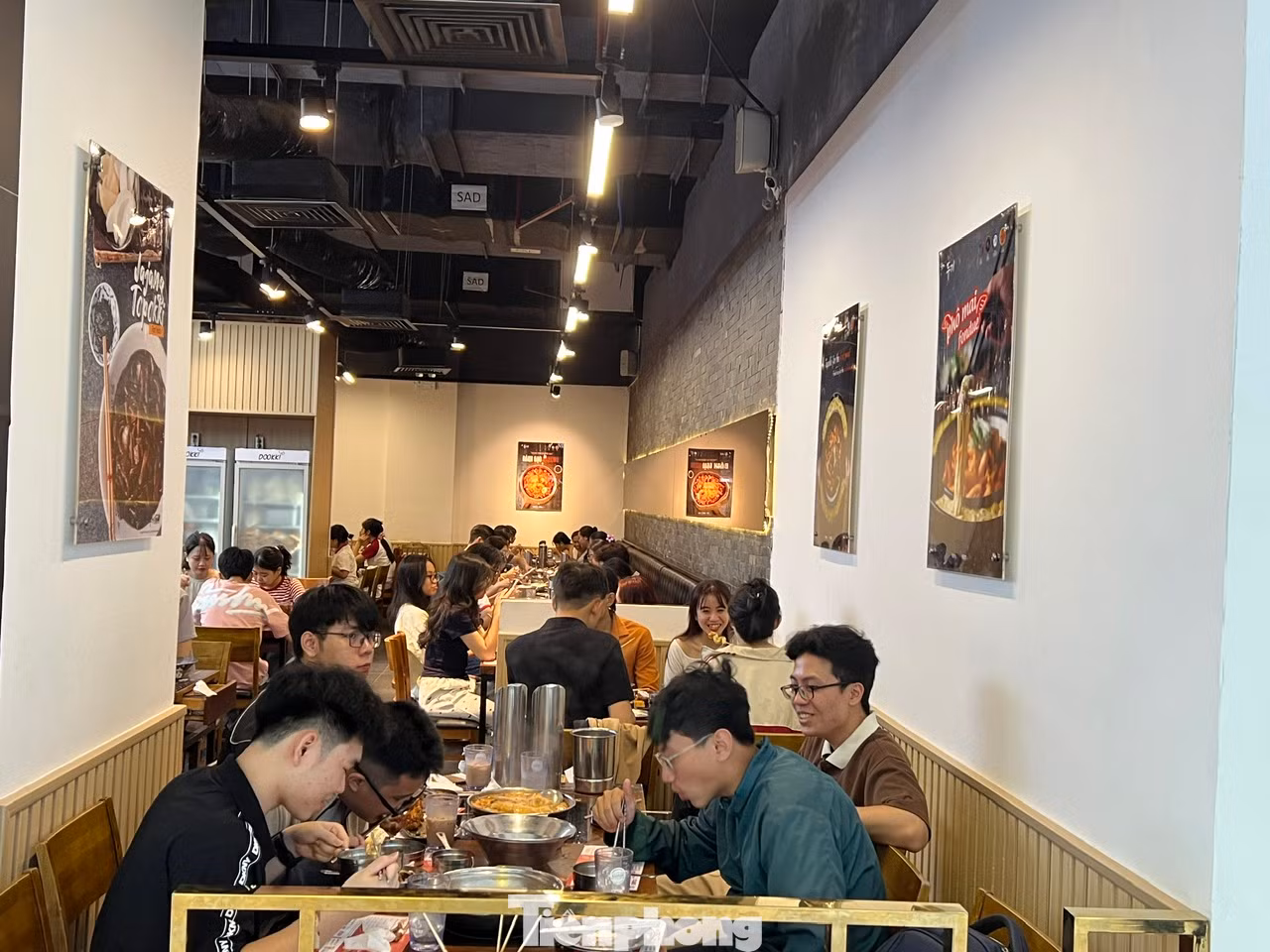 Nhiều quán ăn không còn chỗ trống. Nghỉ lễ là dịp để các bạn trẻ gặp gỡ, hẹn hò nhau nên thường đi từ 5 - 10 người. Nhân viên hàng ăn chạy hết công suất để phục vụ "thượng đế" trong những ngày này.