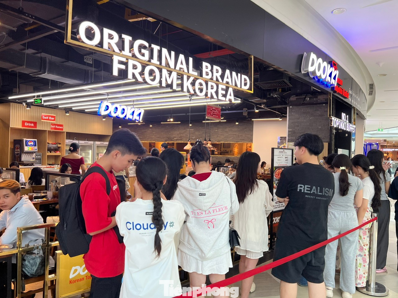 Một quán ăn Hàn Quốc còn chăng dây để khách hàng xếp thứ tự, tránh tình trạng chen lấn. "Có lần tôi chờ hơn cả tiếng đồng hồ mới có chỗ, vì nhóm đi tới 10 người nên chờ bán trống càng lâu hơn. Tuy nhiên, giá cả chỉ tầm 150.000 - 200.000 đồng/người và ăn uống thoải mái nên chúng tôi vẫn chấp nhận chờ đợi" - bạn Thiên Thanh (sinh viên trường Đại học Kinh tế TPHCM) cho biết. Một quán ăn Hàn Quốc còn chăng dây để khách hàng xếp thứ tự, tránh tình trạng chen lấn. "Có lần tôi chờ hơn cả tiếng đồng hồ mới có chỗ, vì nhóm đi tới 10 người nên chờ bán trống càng lâu hơn. Tuy nhiên, giá cả chỉ tầm 150.000 - 200.000 đồng/người và ăn uống thoải mái nên chúng tôi vẫn chấp nhận chờ đợi" - bạn Thiên Thanh (sinh viên trường Đại học Kinh tế TPHCM) cho biết.