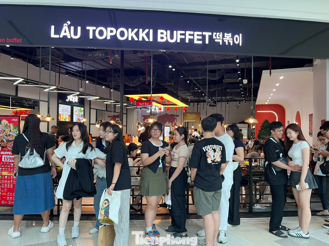 Hầu như các quầy hàng ăn uống nào cũng đông nghịt khách. Trong những ngày lễ, nhiều nhà hàng có thêm khuyến mãi, tặng quà nên càng hút khách hơn. Hầu như các quầy hàng ăn uống nào cũng đông nghịt khách. Trong những ngày lễ, nhiều nhà hàng có thêm khuyến mãi, tặng quà nên càng hút khách hơn.