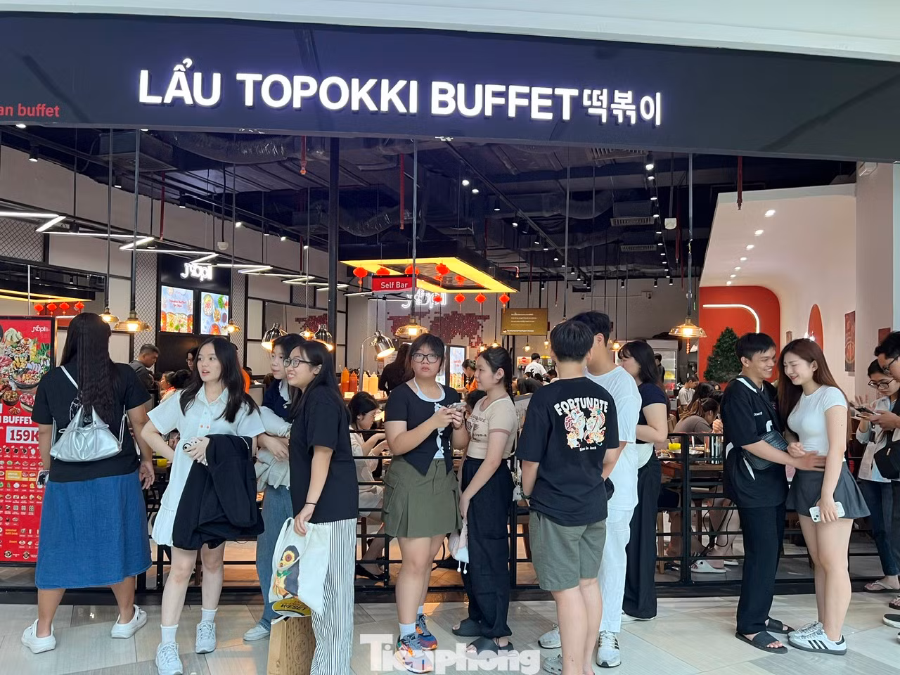 Hầu như các quầy hàng ăn uống nào cũng đông nghịt khách. Trong những ngày lễ, nhiều nhà hàng có thêm khuyến mãi, tặng quà nên càng hút khách hơn.