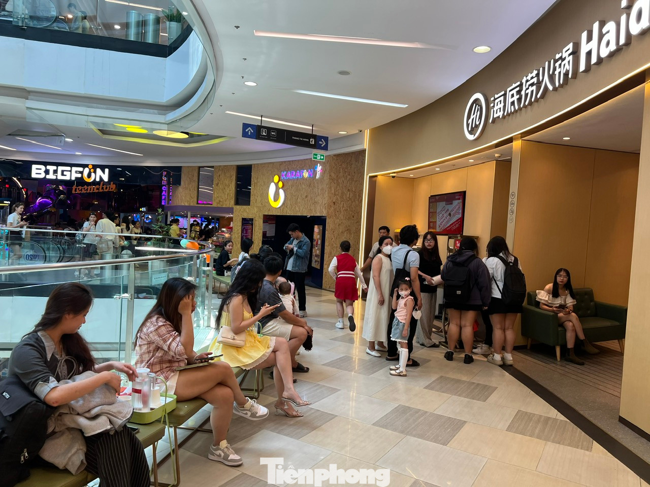 Nhiều khách chờ đợi bên ngoài để được xếp chỗ vào ăn uống. Nhiều khách chờ đợi bên ngoài để được xếp chỗ vào ăn uống.