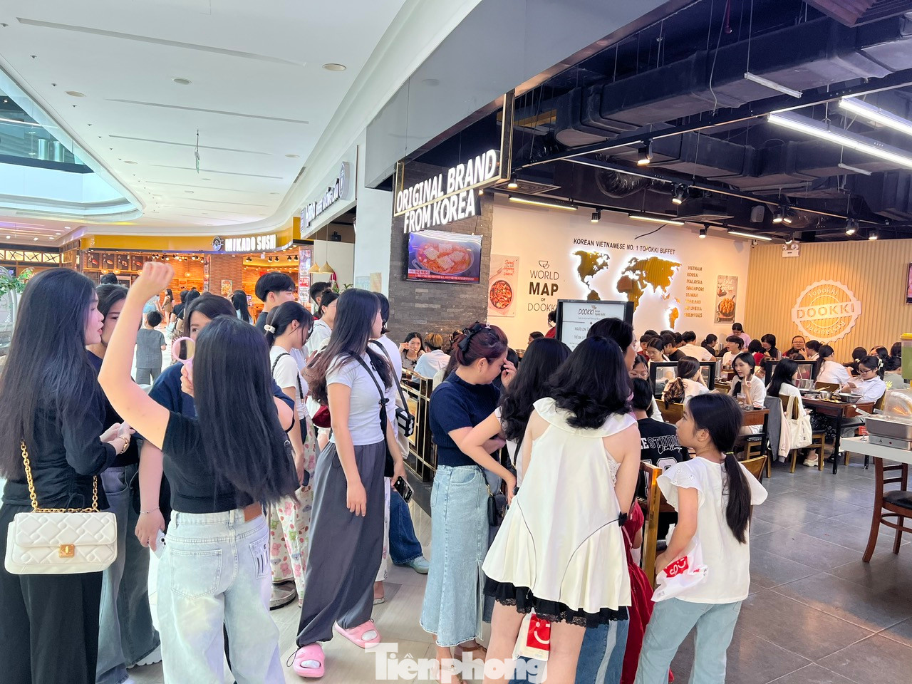 Những ngày này, các hàng ăn luôn trong tình trạng quá tải. Nhiều nhà hàng có giá phải chăng, thức ăn ngon... hầu như không có bàn trống. Khách đến phải xếp hàng bên ngoài và chờ đợi khá lâu mới được xếp chỗ. Những ngày này, các hàng ăn luôn trong tình trạng quá tải. Nhiều nhà hàng có giá phải chăng, thức ăn ngon... hầu như không có bàn trống. Khách đến phải xếp hàng bên ngoài và chờ đợi khá lâu mới được xếp chỗ.