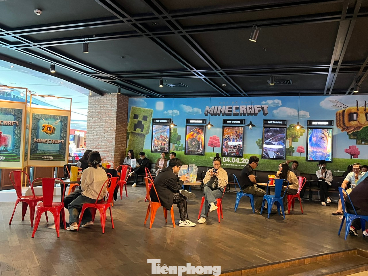 "Sau khi dạo chơi, tôi cùng các bạn đi xem phim, sau đó ăn uống ngay trong siêu thị. Dịp lễ là cơ hội để chúng tôi xả stress, nạp năng lượng để chuẩn bị cho kỳ thi cuối khóa" - bạn Ánh Dương (sinh viên năm 4) vui vẻ cho biết. "Sau khi dạo chơi, tôi cùng các bạn đi xem phim, sau đó ăn uống ngay trong siêu thị. Dịp lễ là cơ hội để chúng tôi xả stress, nạp năng lượng để chuẩn bị cho kỳ thi cuối khóa" - bạn Ánh Dương (sinh viên năm 4) vui vẻ cho biết.