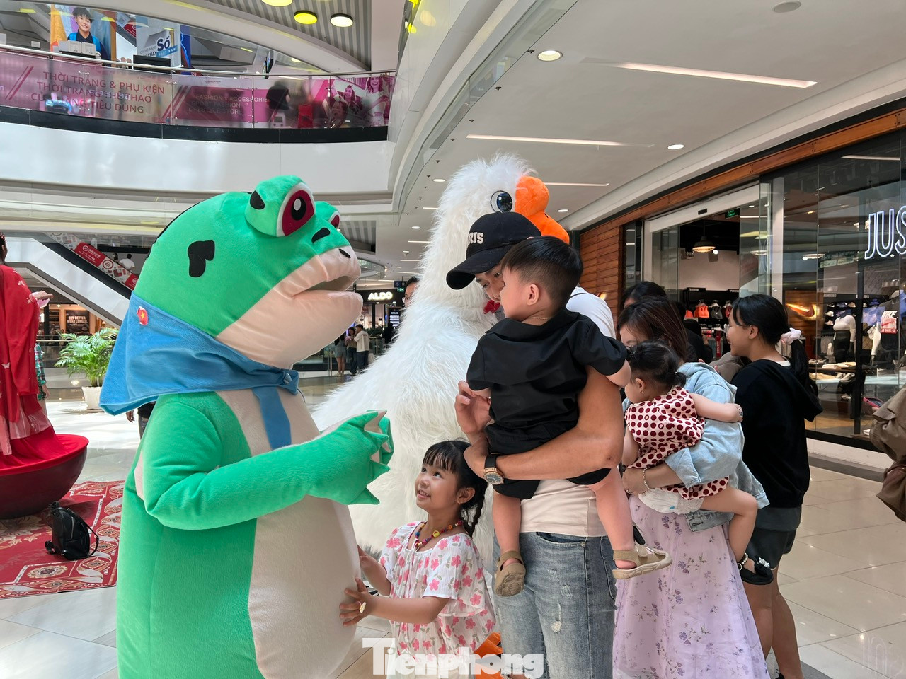 Các em nhỏ thích thú được gặp gỡ, chụp ảnh cùng các con thú ngộ nghĩnh do người thật đóng giả. "Đi chơi bên ngoài trời nắng nóng, sợ các con dễ ốm nên tôi đưa cả nhà đến trung tâm thương mại vừa mát mẻ, rộng rãi lại có nhiều dịch vụ vui chơi, cửa hàng ăn uống ngay tại chỗ rất tiện lợi" - anh Thanh (ngụ quận Phú Nhuận) cho biết. Các em nhỏ thích thú được gặp gỡ, chụp ảnh cùng các con thú ngộ nghĩnh do người thật đóng giả. "Đi chơi bên ngoài trời nắng nóng, sợ các con dễ ốm nên tôi đưa cả nhà đến trung tâm thương mại vừa mát mẻ, rộng rãi lại có nhiều dịch vụ vui chơi, cửa hàng ăn uống ngay tại chỗ rất tiện lợi" - anh Thanh (ngụ quận Phú Nhuận) cho biết.