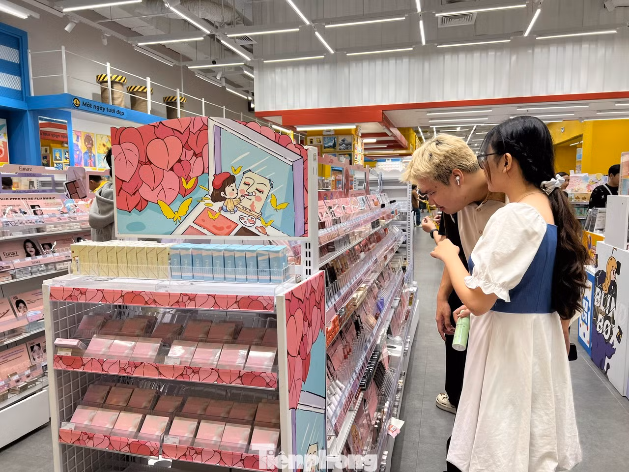 Các quầy hàng mỹ phẩm, quà tặng cũng đông khách tham quan, mua hàng.