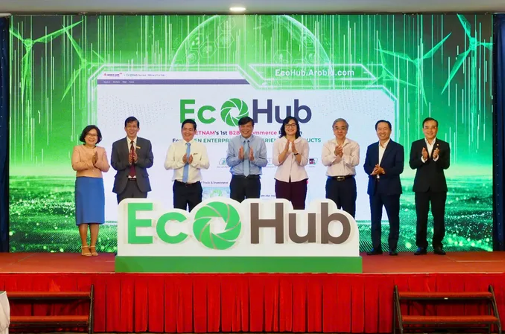 Thứ trưởng Bộ Công Thương Phan Thị Thắng (giữa) và các đại biểu công bố Sàn giao dịch thương mại điện tử B2B xanh đầu tiên của Việt Nam và Triển lãm 3D “NoCarbon City” Thứ trưởng Bộ Công Thương Phan Thị Thắng (giữa) và các đại biểu công bố Sàn giao dịch thương mại điện tử B2B xanh đầu tiên của Việt Nam và Triển lãm 3D “NoCarbon City”