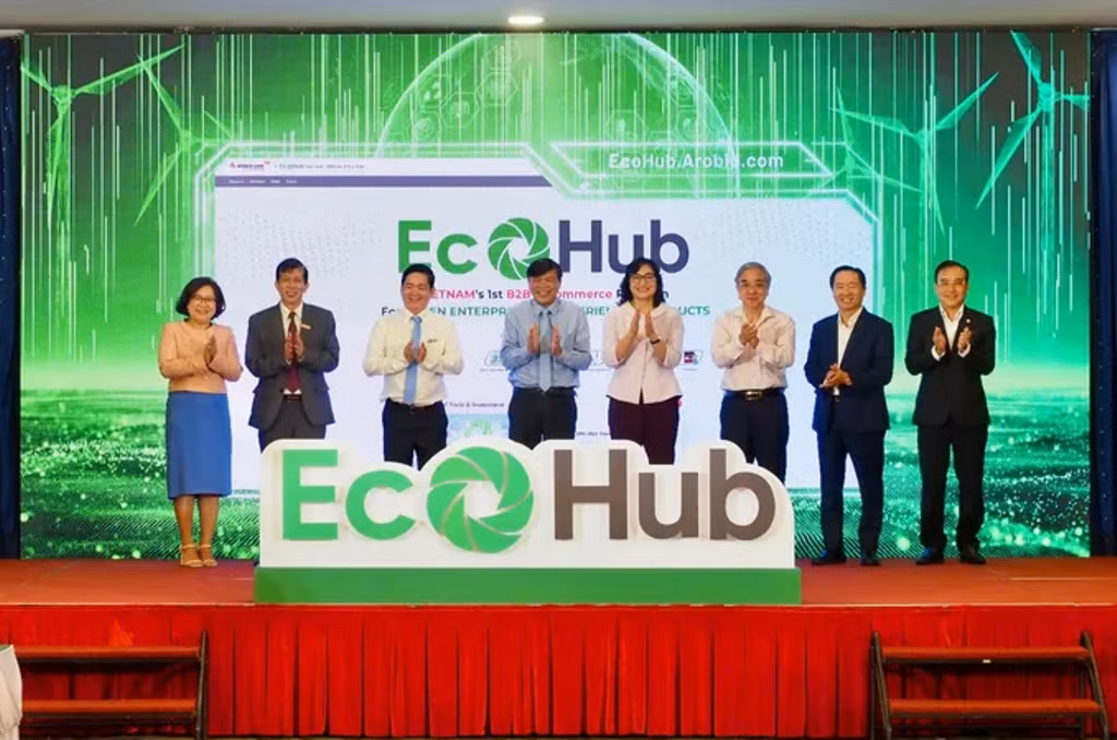 Thứ trưởng Bộ Công Thương Phan Thị Thắng (giữa) và các đại biểu công bố Sàn giao dịch thương mại điện tử B2B xanh đầu tiên của Việt Nam và Triển lãm 3D “NoCarbon City” Thứ trưởng Bộ Công Thương Phan Thị Thắng (giữa) và các đại biểu công bố Sàn giao dịch thương mại điện tử B2B xanh đầu tiên của Việt Nam và Triển lãm 3D “NoCarbon City”