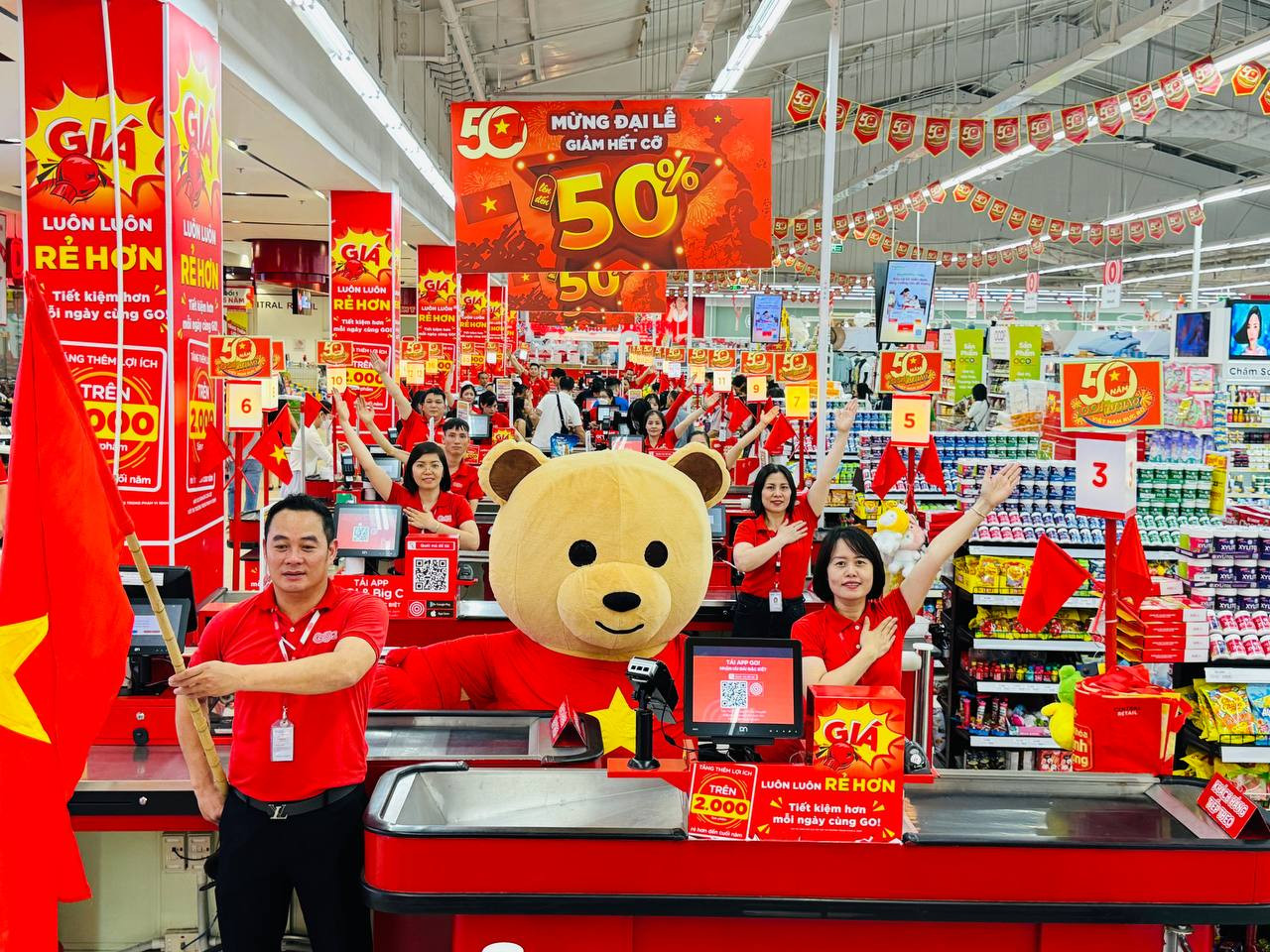 Các siêu thị nhuộm đỏ mừng đại lễ 50 năm Ngày Giải phóng miền Nam, thống nhất đất nước Các siêu thị nhuộm đỏ mừng đại lễ 50 năm Ngày Giải phóng miền Nam, thống nhất đất nước
