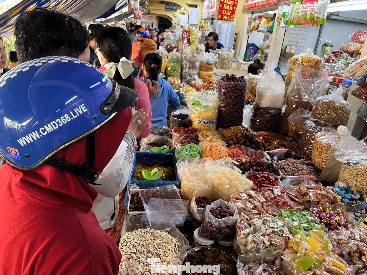 Các loại bánh kẹo ở chợ hiện giá dao động từ 70.000 đồng - 120.000 đồng/kg tùy loại; mứt bí, khoai dao động 110.000 đồng/kg; mứt dừa dứa 220.000 đồng/kg; nho khô 80.000 đồng/kg…