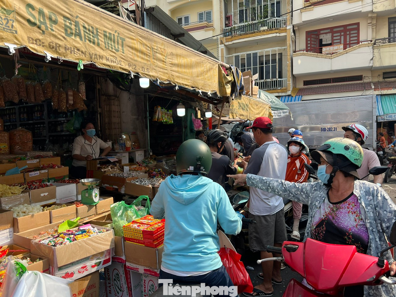 Khách còn được phục vụ... tận xe, chỉ cần chỉ tay là có người mang ra treo lên xe. "Khi đã xong việc ở cơ quan, tôi mới có thời gian đến chợ mua sắm. Mình mua trễ nên cũng lo hàng hóa tăng giá, tuy nhiên giá cả vẫn như bình thường. Dẫu vậy, một số mặt hàng không còn như mứt mãng cầu, bánh chuối nên tôi khá tiếc" - chị Hương Hoa (32 tuổi, ngụ quận 5) chia sẻ. Khách còn được phục vụ... tận xe, chỉ cần chỉ tay là có người mang ra treo lên xe. "Khi đã xong việc ở cơ quan, tôi mới có thời gian đến chợ mua sắm. Mình mua trễ nên cũng lo hàng hóa tăng giá, tuy nhiên giá cả vẫn như bình thường. Dẫu vậy, một số mặt hàng không còn như mứt mãng cầu, bánh chuối nên tôi khá tiếc" - chị Hương Hoa (32 tuổi, ngụ quận 5) chia sẻ.