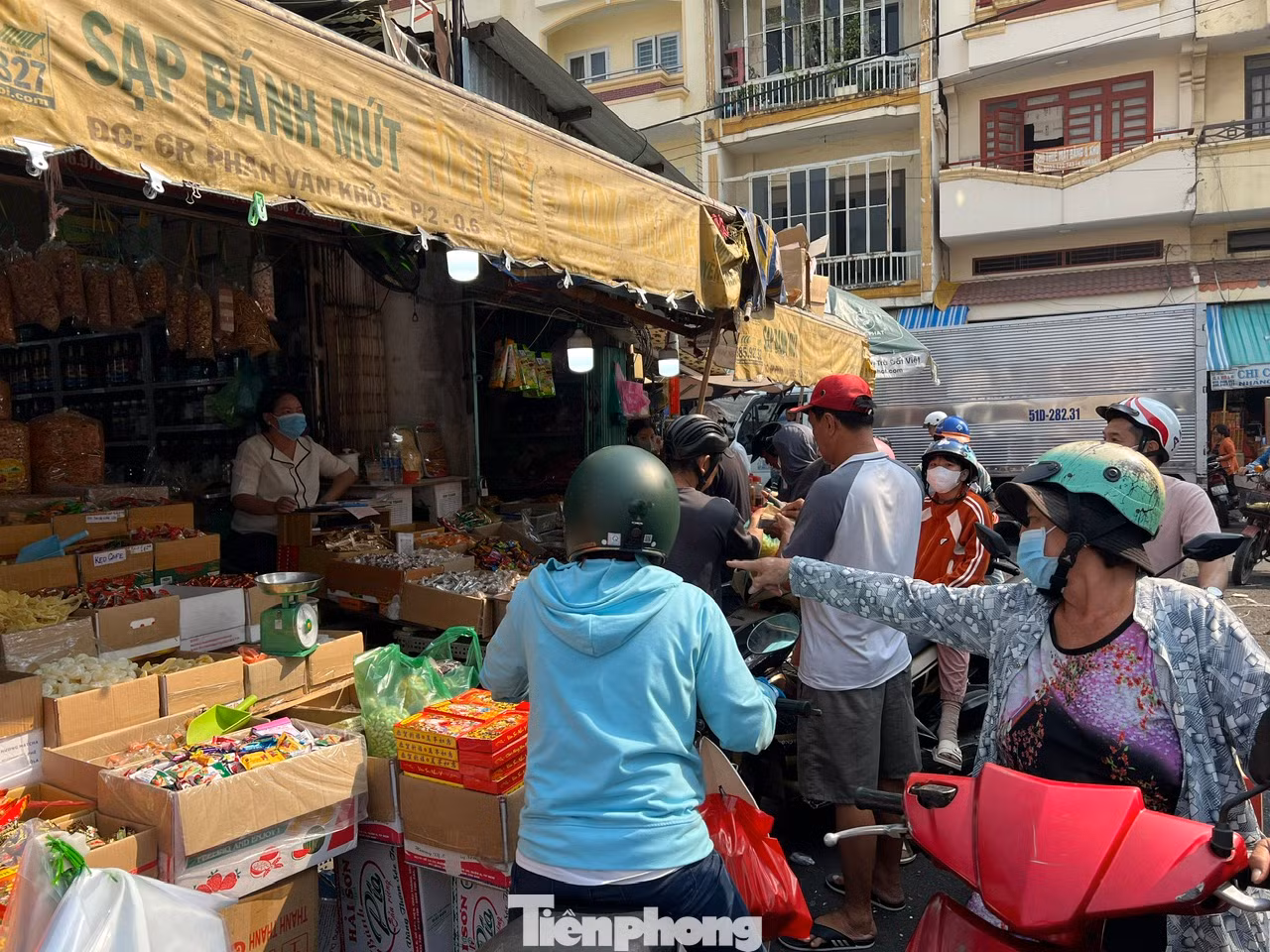 Khách còn được phục vụ... tận xe, chỉ cần chỉ tay là có người mang ra treo lên xe. "Khi đã xong việc ở cơ quan, tôi mới có thời gian đến chợ mua sắm. Mình mua trễ nên cũng lo hàng hóa tăng giá, tuy nhiên giá cả vẫn như bình thường. Dẫu vậy, một số mặt hàng không còn như mứt mãng cầu, bánh chuối nên tôi khá tiếc" - chị Hương Hoa (32 tuổi, ngụ quận 5) chia sẻ.