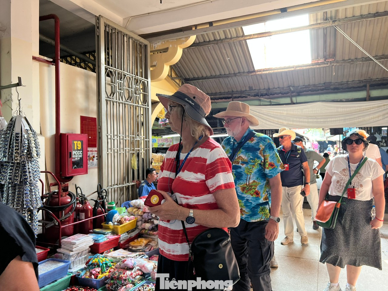 Những đoàn khách du lịch nước ngoài đến chợ Bình Tây tham quan, mua sắm Những đoàn khách du lịch nước ngoài đến chợ Bình Tây tham quan, mua sắm