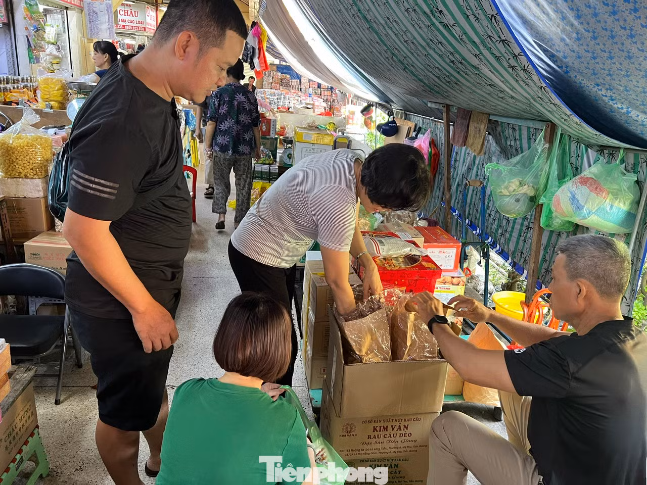 Tiểu thương liên tục khui những thùng hàng mới để châm lên quầy sạp. "Cách đây khoảng một tuần, khách đến mua sắm vẫn còn thưa thớt thì nay đã nhộn nhịp hơn. Đặc biệt nhiều đoàn khách du lịch từ nước ngoài đến tham quan cũng mua sắm. Chúng tôi tranh thủ bán trong khoảng 3 ngày cao điểm Tết, đến 29 tháng Chạp là dọn dẹp, đóng quầy để đón Tết" - chị Hiền, tiểu thương kinh doanh thực phẩm khô chia sẻ.