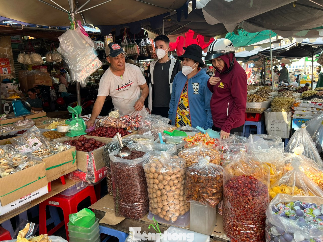 Khách mua đông khiến tiểu thương... thở phào, bởi trước đó nhiều người lo lắng kinh tế khó khăn, người dân thắt chặt chi tiêu với những mặt hàng không thiếu yếu. Khách mua đông khiến tiểu thương... thở phào, bởi trước đó nhiều người lo lắng kinh tế khó khăn, người dân thắt chặt chi tiêu với những mặt hàng không thiếu yếu.