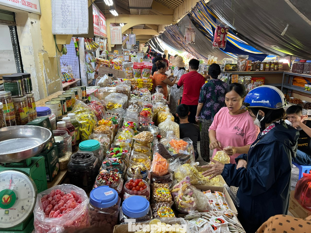 Bà Ứng Thị Liên, trưởng ngành hàng bánh kẹo, trái cây chế biến chợ Bình Tây nói, hiện không còn hàng để bán cho khách sỉ mua số lượng lớn. Riêng đối với khách mua lẻ thì vẫn đáp ứng đủ nhu cầu. "Sức mua đã tăng vài ngày qua, không khí mua bán nhộn nhịp hơn nên tiểu thương chợ rất phấn khởi. Dù nhu cầu khách mua tăng nhưng giá cả vẫn ổn định như ngày thường" - bà Liên nói. Bà Ứng Thị Liên, trưởng ngành hàng bánh kẹo, trái cây chế biến chợ Bình Tây nói, hiện không còn hàng để bán cho khách sỉ mua số lượng lớn. Riêng đối với khách mua lẻ thì vẫn đáp ứng đủ nhu cầu. "Sức mua đã tăng vài ngày qua, không khí mua bán nhộn nhịp hơn nên tiểu thương chợ rất phấn khởi. Dù nhu cầu khách mua tăng nhưng giá cả vẫn ổn định như ngày thường" - bà Liên nói.