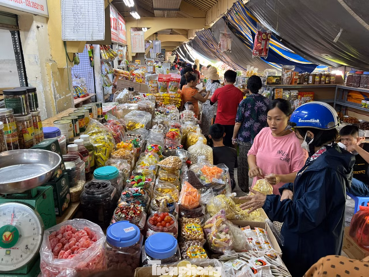 Bà Ứng Thị Liên, trưởng ngành hàng bánh kẹo, trái cây chế biến chợ Bình Tây nói, hiện không còn hàng để bán cho khách sỉ mua số lượng lớn. Riêng đối với khách mua lẻ thì vẫn đáp ứng đủ nhu cầu. "Sức mua đã tăng vài ngày qua, không khí mua bán nhộn nhịp hơn nên tiểu thương chợ rất phấn khởi. Dù nhu cầu khách mua tăng nhưng giá cả vẫn ổn định như ngày thường" - bà Liên nói.