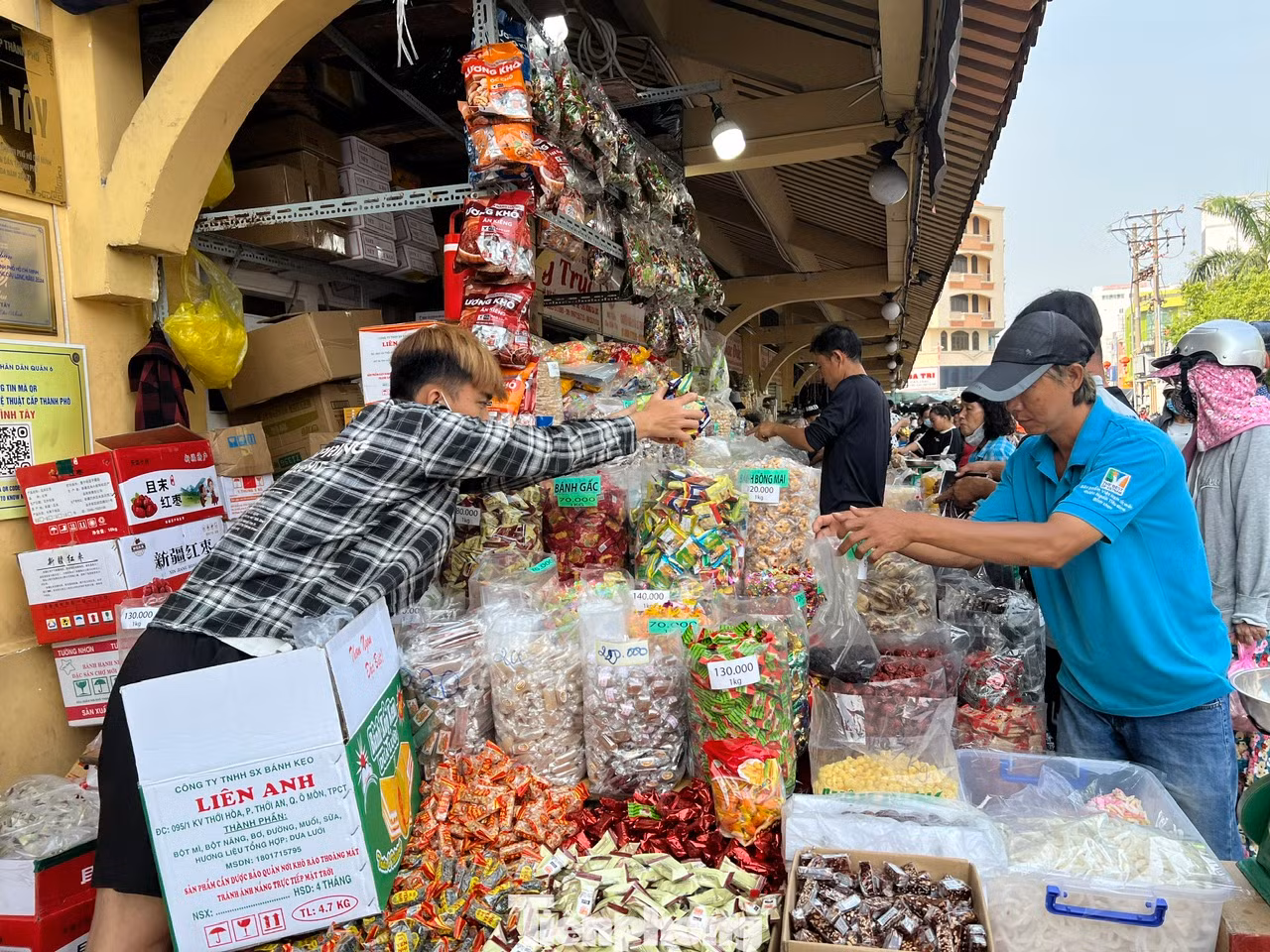 Các quầy hàng phía ngoài chợ còn thuê thêm nhân viên để phục vụ khách. "Hàng hóa bài trí đẹp mắt, có thương hiệu, niêm yết giá rõ ràng, vui vẻ với khách... là "điểm cộng" để cửa hàng của chúng tôi luôn được khách ủng hộ" - một tiểu thương chia sẻ bí quyết giữ chân các "thượng đế".