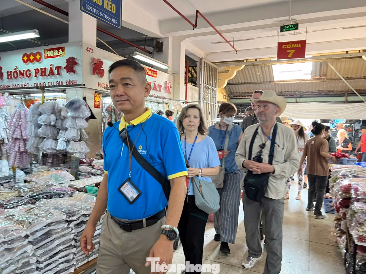 Nhiều tiểu thương tâm sự, dù vắng hay đông khách, lúc nào họ cũng chăm chút, trang trí sạp hàng của mình sao cho bắt mắt nhất, đẹp nhất để tạo nên sức sống cho khu chợ cũng như thu hút khách.