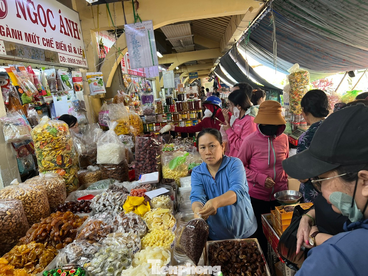 Lúc 12 giờ trưa 25/1 (26 tháng Chạp), tại chợ Bình Tây (quận 6, TPHCM) tấp nập, nhộn nhịp du khách đến mua sắm Tết. Chị Ánh (chủ sạp hàng Ngọc Ánh) nói rằng, khách đến mua đông nên tiểu thương phấn khởi hơn. "Chúng tôi cố gắng phục vụ khách chu đáo và nhanh nhất, không để ai phải chờ đợi lâu" - chị Ánh chia sẻ. Lúc 12 giờ trưa 25/1 (26 tháng Chạp), tại chợ Bình Tây (quận 6, TPHCM) tấp nập, nhộn nhịp du khách đến mua sắm Tết. Chị Ánh (chủ sạp hàng Ngọc Ánh) nói rằng, khách đến mua đông nên tiểu thương phấn khởi hơn. "Chúng tôi cố gắng phục vụ khách chu đáo và nhanh nhất, không để ai phải chờ đợi lâu" - chị Ánh chia sẻ.