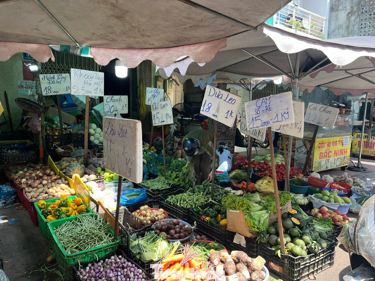 Rau củ tươi được niêm yết có giá mềm tại chợ Bà Chiểu (quận Bình Thạnh)