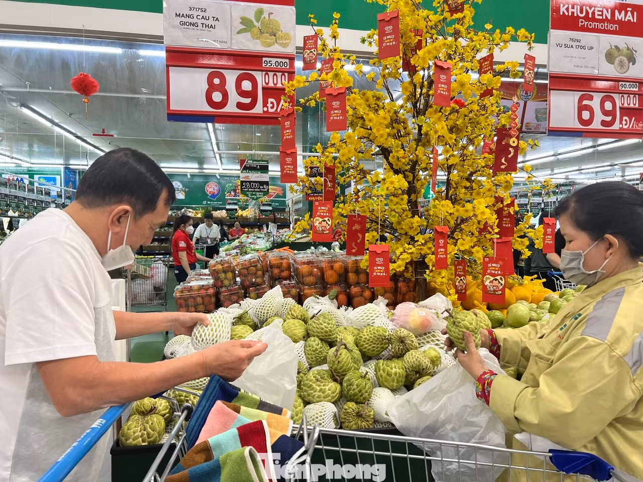 Hàng Tết dồi dào, giá ổn định.