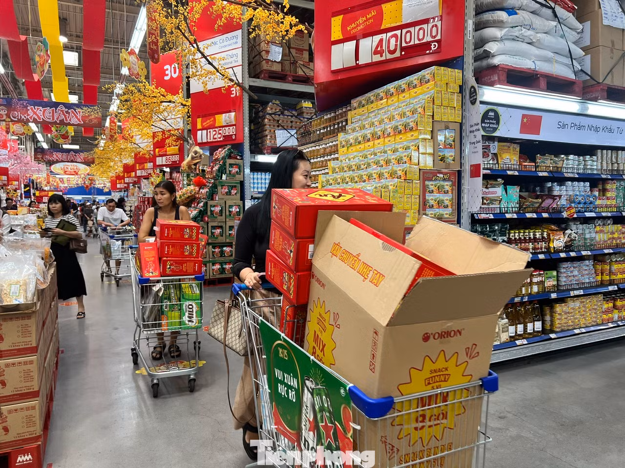 Người dân đến siêu thị mua sắm Tết sớm.