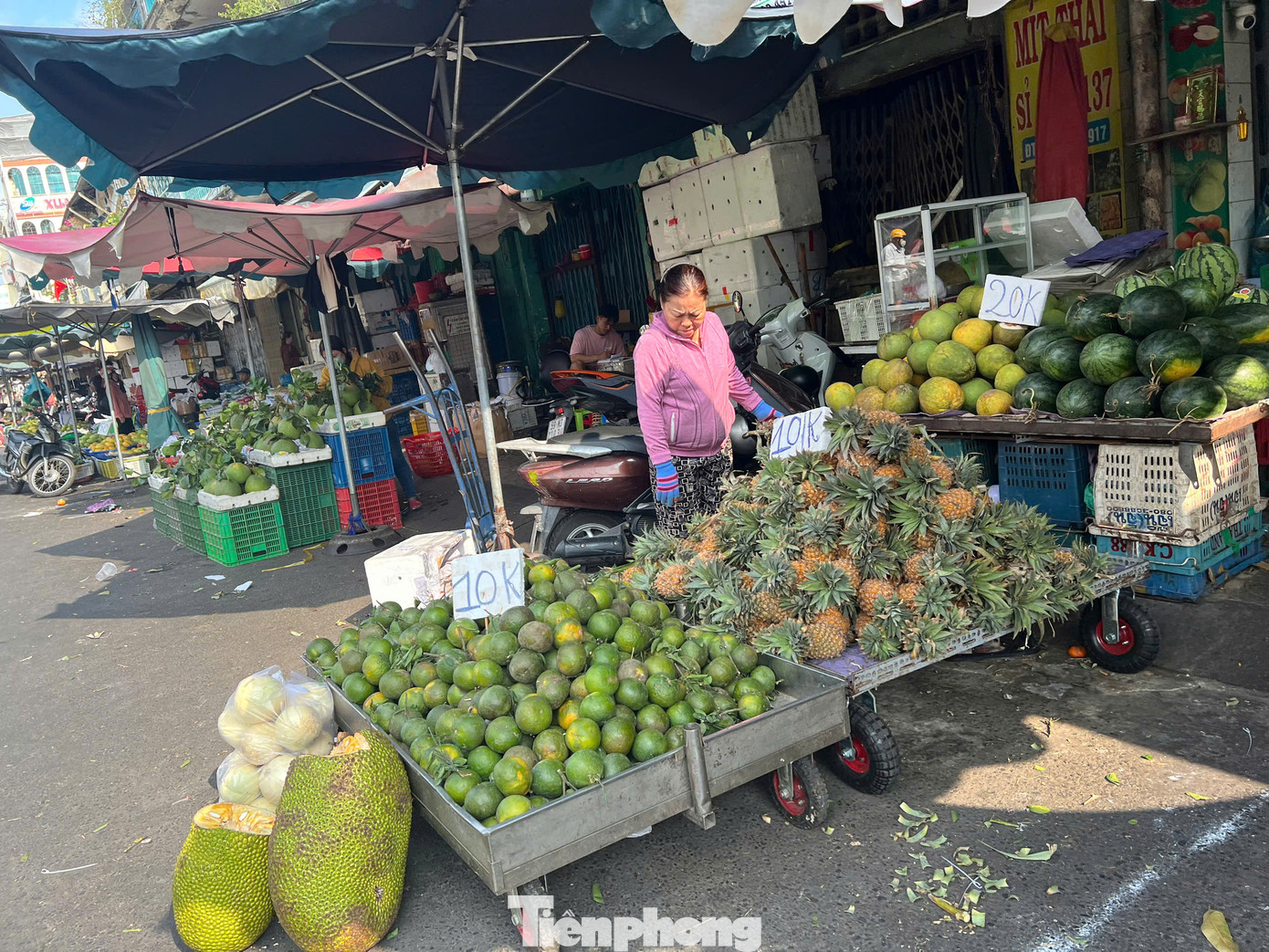Thị trường hiện nay đã xuất hiện thơm Thái quả đại trở lại, quả to ngọt, ăn nhiều vẫn không rát lưỡi. Tuy nhiên, thơm Thái có giá cao hơn, khoảng 55.000 - 60.000 đồng/kg (đã gọt vỏ sẵn), còn thơm trong nước quả to có giá khoảng 10.000 đồng/kg. Thị trường hiện nay đã xuất hiện thơm Thái quả đại trở lại, quả to ngọt, ăn nhiều vẫn không rát lưỡi. Tuy nhiên, thơm Thái có giá cao hơn, khoảng 55.000 - 60.000 đồng/kg (đã gọt vỏ sẵn), còn thơm trong nước quả to có giá khoảng 10.000 đồng/kg.