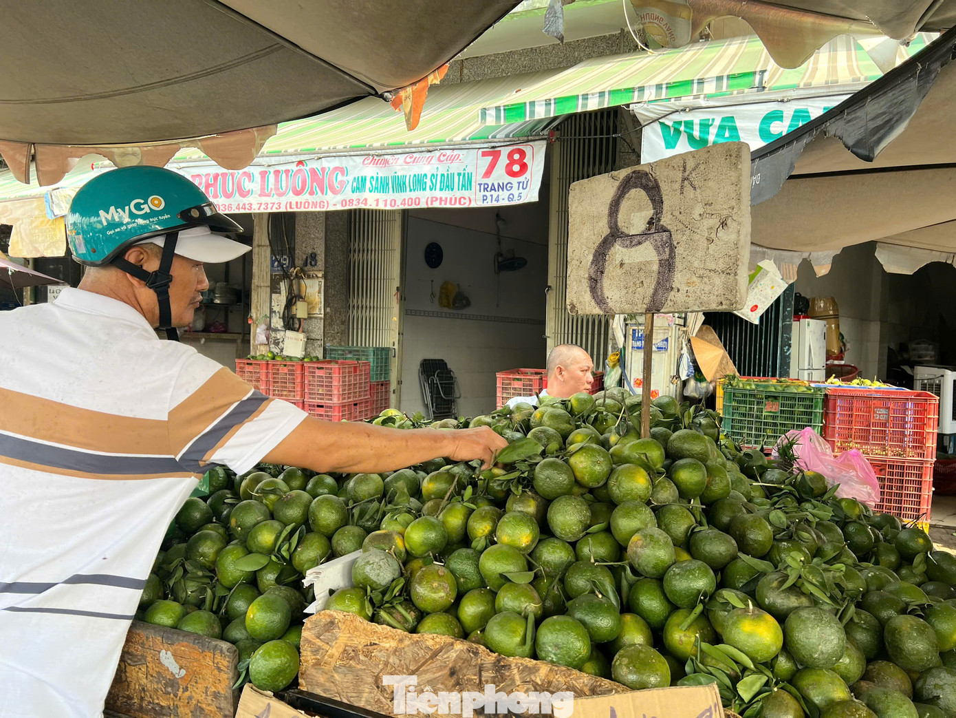 Cam được phân ra tùy theo kích cỡ lớn nhỏ và giá tiền cũng khác nhau. Rẻ nhất là 5.000 đồng/kg, đắt nhất cũng chỉ 10.000 đồng/kg. "Quả to hay nhỏ gì cũng đều mọng nước và ngon ngọt, đa số khách đều mua mỗi lần 5 - 10kg về làm nước uống chứ ít khách mua 1 - 2kg lắm. Giá rẻ và chất lượng ngon nên hầu như ngày nào tôi cũng bán lẻ cả tấn cam, chưa kể bán sỉ" - anh Hùng, tiểu thương bán cam tại đây cho biết. Cam được phân ra tùy theo kích cỡ lớn nhỏ và giá tiền cũng khác nhau. Rẻ nhất là 5.000 đồng/kg, đắt nhất cũng chỉ 10.000 đồng/kg. "Quả to hay nhỏ gì cũng đều mọng nước và ngon ngọt, đa số khách đều mua mỗi lần 5 - 10kg về làm nước uống chứ ít khách mua 1 - 2kg lắm. Giá rẻ và chất lượng ngon nên hầu như ngày nào tôi cũng bán lẻ cả tấn cam, chưa kể bán sỉ" - anh Hùng, tiểu thương bán cam tại đây cho biết.