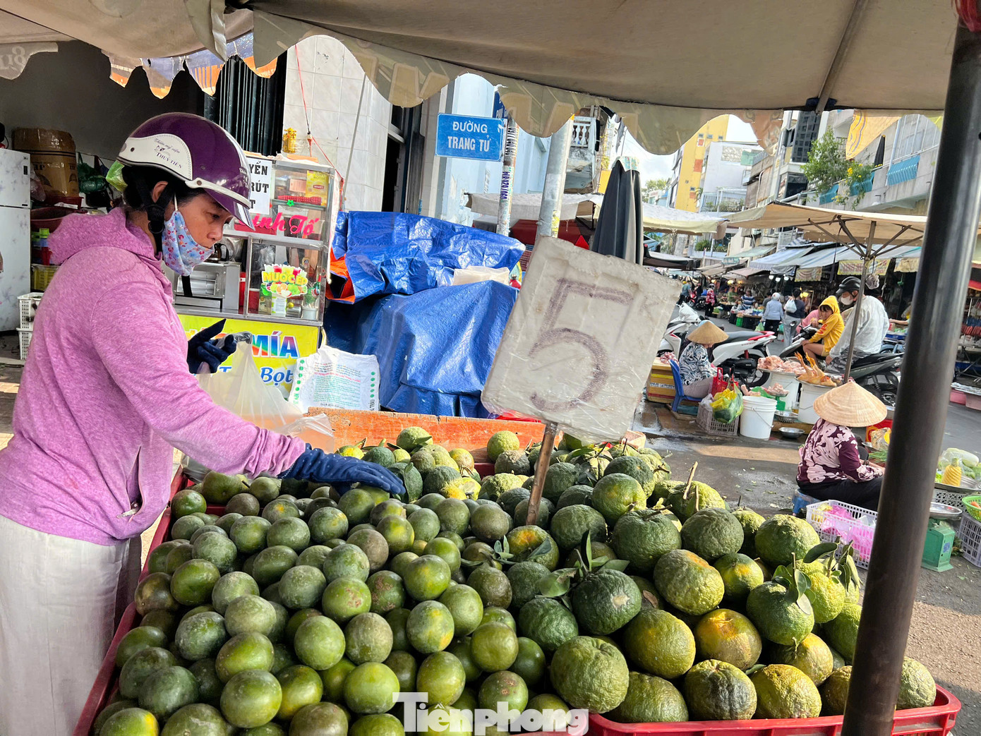 Trưa 13/4, tại khu chợ nhỏ trên đường Trang Tử (quận 5, TPHCM), rất nhiều sạp hàng bày bán cam sành dọc hai bên chợ thu hút rất đông người mua. "Mùa nắng nóng, tôi thường mua cam về pha nước cho cả gia đình uống giải nhiệt, bổ sung vitamin C, tăng cường đề kháng cho cơ thể. Hiện tại, cam đang vào mùa chín nên quả ngọt, giá lại rất rẻ" - một nữ khách hàng ngụ quận 5 cho biết. Trưa 13/4, tại khu chợ nhỏ trên đường Trang Tử (quận 5, TPHCM), rất nhiều sạp hàng bày bán cam sành dọc hai bên chợ thu hút rất đông người mua. "Mùa nắng nóng, tôi thường mua cam về pha nước cho cả gia đình uống giải nhiệt, bổ sung vitamin C, tăng cường đề kháng cho cơ thể. Hiện tại, cam đang vào mùa chín nên quả ngọt, giá lại rất rẻ" - một nữ khách hàng ngụ quận 5 cho biết.