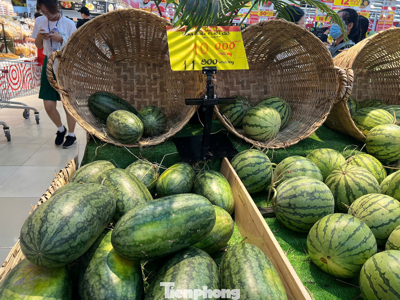 Tại các siêu thị, trái cây giải nhiệt vào đầu hè cũng có giá rất rẻ. Dưa hấu ruột đỏ loại 1 giá chỉ 10.000 đồng/kg. Dưa mỏng vỏ và ngọt lịm. Tại các siêu thị, trái cây giải nhiệt vào đầu hè cũng có giá rất rẻ. Dưa hấu ruột đỏ loại 1 giá chỉ 10.000 đồng/kg. Dưa mỏng vỏ và ngọt lịm.