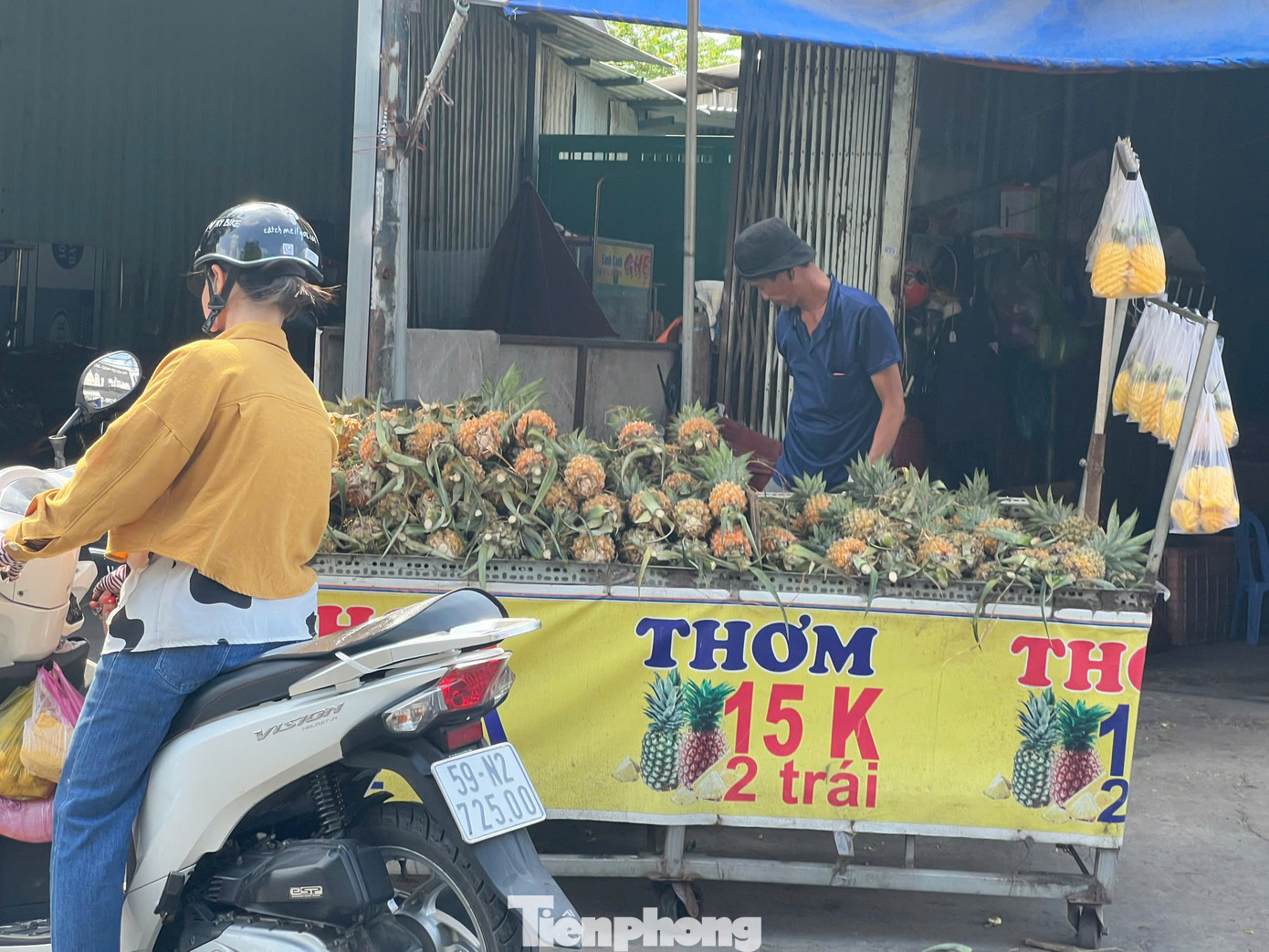 Thơm (khóm) ngọt, quả to nhiều nước, hai trái chỉ 15.000 đồng. "Hầu như ngày nào tôi cũng mua thơm để cả gia đình cùng thưởng thức. Tranh thủ các loại trái cây đang có giá rẻ, mình tha hồ ăn cho thỏa thích" - anh Phương (ngụ quận Bình Tân) vui vẻ cho biết. Thơm (khóm) ngọt, quả to nhiều nước, hai trái chỉ 15.000 đồng. "Hầu như ngày nào tôi cũng mua thơm để cả gia đình cùng thưởng thức. Tranh thủ các loại trái cây đang có giá rẻ, mình tha hồ ăn cho thỏa thích" - anh Phương (ngụ quận Bình Tân) vui vẻ cho biết.