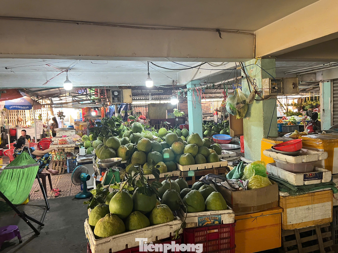 Mãng cầu, quýt đường sức mua tăng, giá cũng tăng từ 2.000 - 5.000 đồng/kg; xoài cát Hòa Lộc sức mua chậm, hàng tồn nhiều, giá giảm khoảng 5.000 đồng/kg. Mãng cầu, quýt đường sức mua tăng, giá cũng tăng từ 2.000 - 5.000 đồng/kg; xoài cát Hòa Lộc sức mua chậm, hàng tồn nhiều, giá giảm khoảng 5.000 đồng/kg.