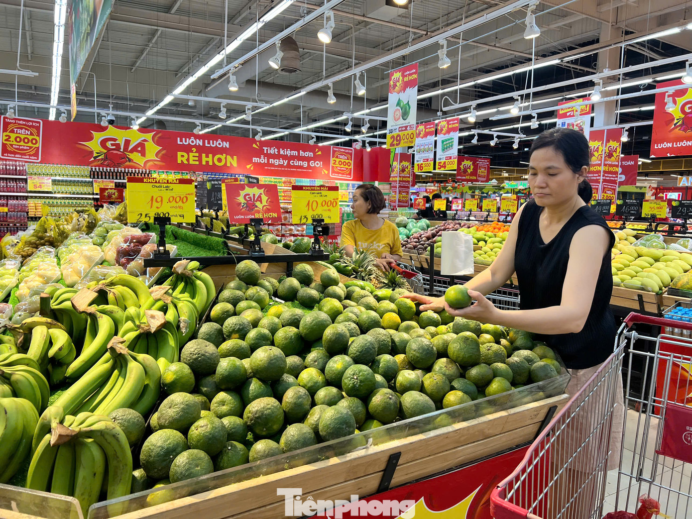 Cam sành Vĩnh Long giá khuyến mãi chỉ còn 10.000 đồng/kg. "Mấy hôm trước, cam này có giá tới 14.000 đồng/kg, nay giảm rất sâu. Cam lại chín ngọt rất ngon" - chị Hiền (ngụ quận Bình Tân) cho biết. Cam sành Vĩnh Long giá khuyến mãi chỉ còn 10.000 đồng/kg. "Mấy hôm trước, cam này có giá tới 14.000 đồng/kg, nay giảm rất sâu. Cam lại chín ngọt rất ngon" - chị Hiền (ngụ quận Bình Tân) cho biết.