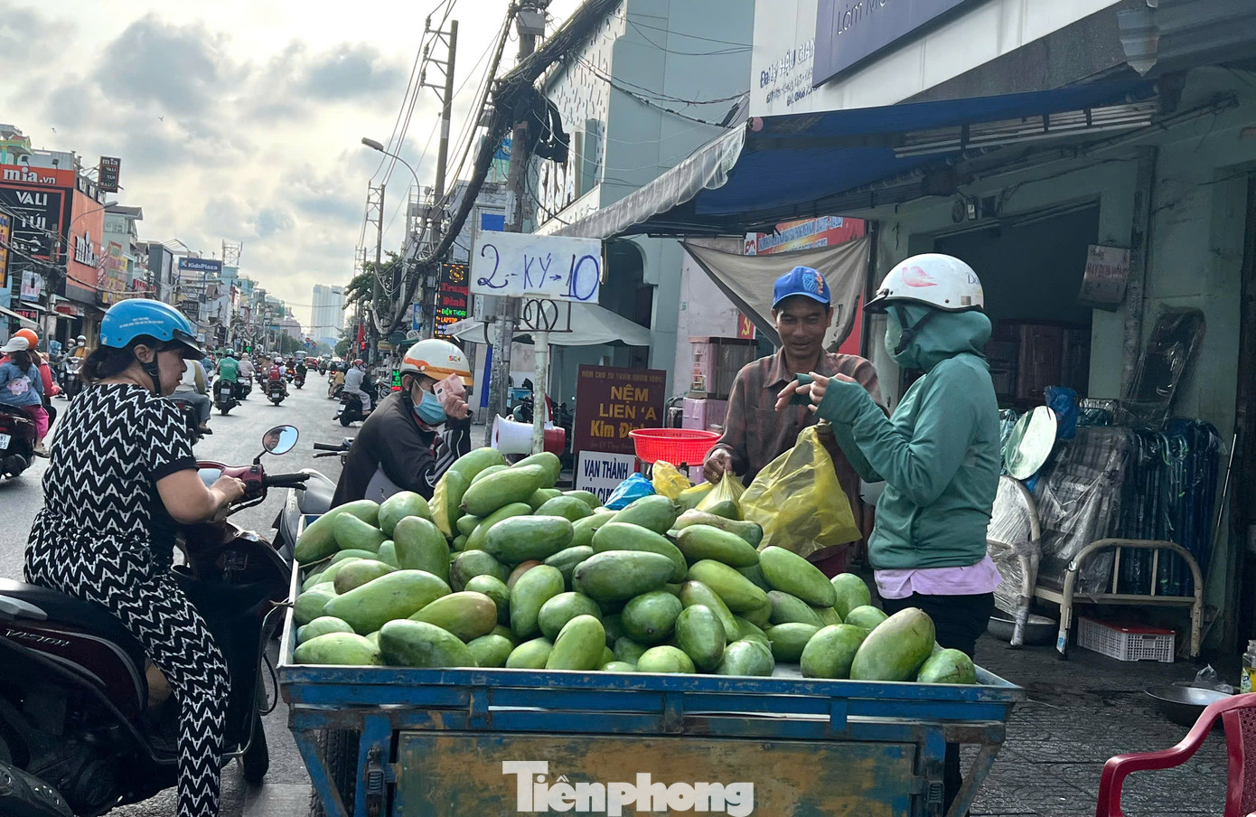 Xoài cũng đang vào mùa và có giá rất rẻ tại chợ truyền thống và xe bán trái cây lưu động. Trên đường Hậu Giang (quận 6), một xe bán xoài Đài Loan (Trung Quốc), xoài keo có giá chỉ 5.000 đồng/kg. Nhiều chị em đứng quanh lựa mua 4 - 5 kg về ăn chấm mắm đường, hoặc làm xoài lắc muối tôm, xoài xanh chấm mắm ruốc. Xoài Đài Loan quả rất to, nặng từ 1 - 2 kg, thơm giòn, không chua, thích hợp để ăn sống... Xoài cũng đang vào mùa và có giá rất rẻ tại chợ truyền thống và xe bán trái cây lưu động. Trên đường Hậu Giang (quận 6), một xe bán xoài Đài Loan (Trung Quốc), xoài keo có giá chỉ 5.000 đồng/kg. Nhiều chị em đứng quanh lựa mua 4 - 5 kg về ăn chấm mắm đường, hoặc làm xoài lắc muối tôm, xoài xanh chấm mắm ruốc. Xoài Đài Loan quả rất to, nặng từ 1 - 2 kg, thơm giòn, không chua, thích hợp để ăn sống...