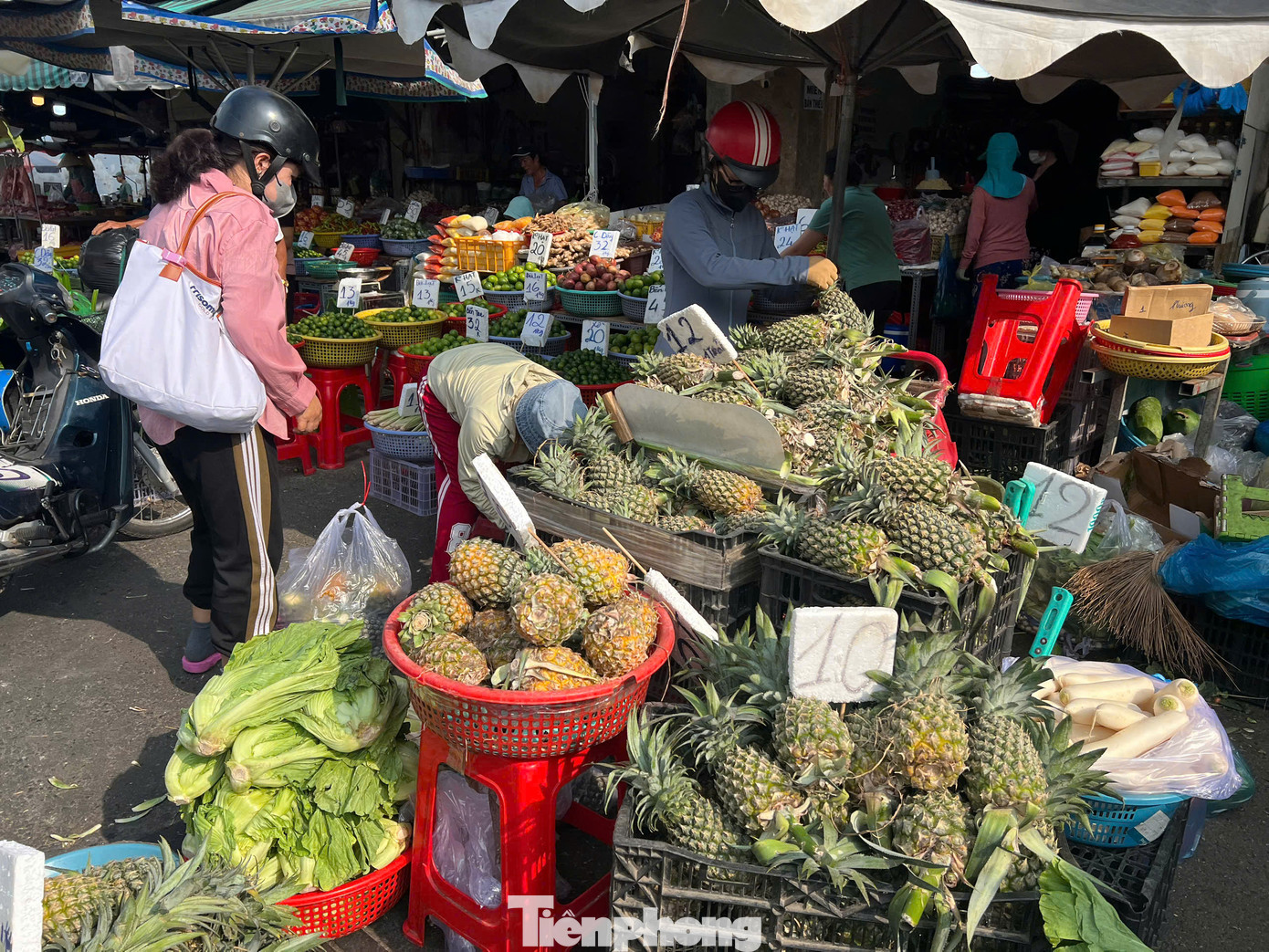 Theo số liệu từ chợ đầu mối nông sản Thủ Đức, chợ đang dồi dào nhiều mặt hàng trái cây như bưởi, cam sành, dưa hấu, nhãn, mãng cầu, quýt đường, xoài, thanh long... Trong đó dưa hấu có giá từ 11.000 - 12.000 đồng/kg, quýt đường 40.000 đồng/kg, thanh long và vú sữa khoảng 25.000 đồng/kg... Theo số liệu từ chợ đầu mối nông sản Thủ Đức, chợ đang dồi dào nhiều mặt hàng trái cây như bưởi, cam sành, dưa hấu, nhãn, mãng cầu, quýt đường, xoài, thanh long... Trong đó dưa hấu có giá từ 11.000 - 12.000 đồng/kg, quýt đường 40.000 đồng/kg, thanh long và vú sữa khoảng 25.000 đồng/kg...