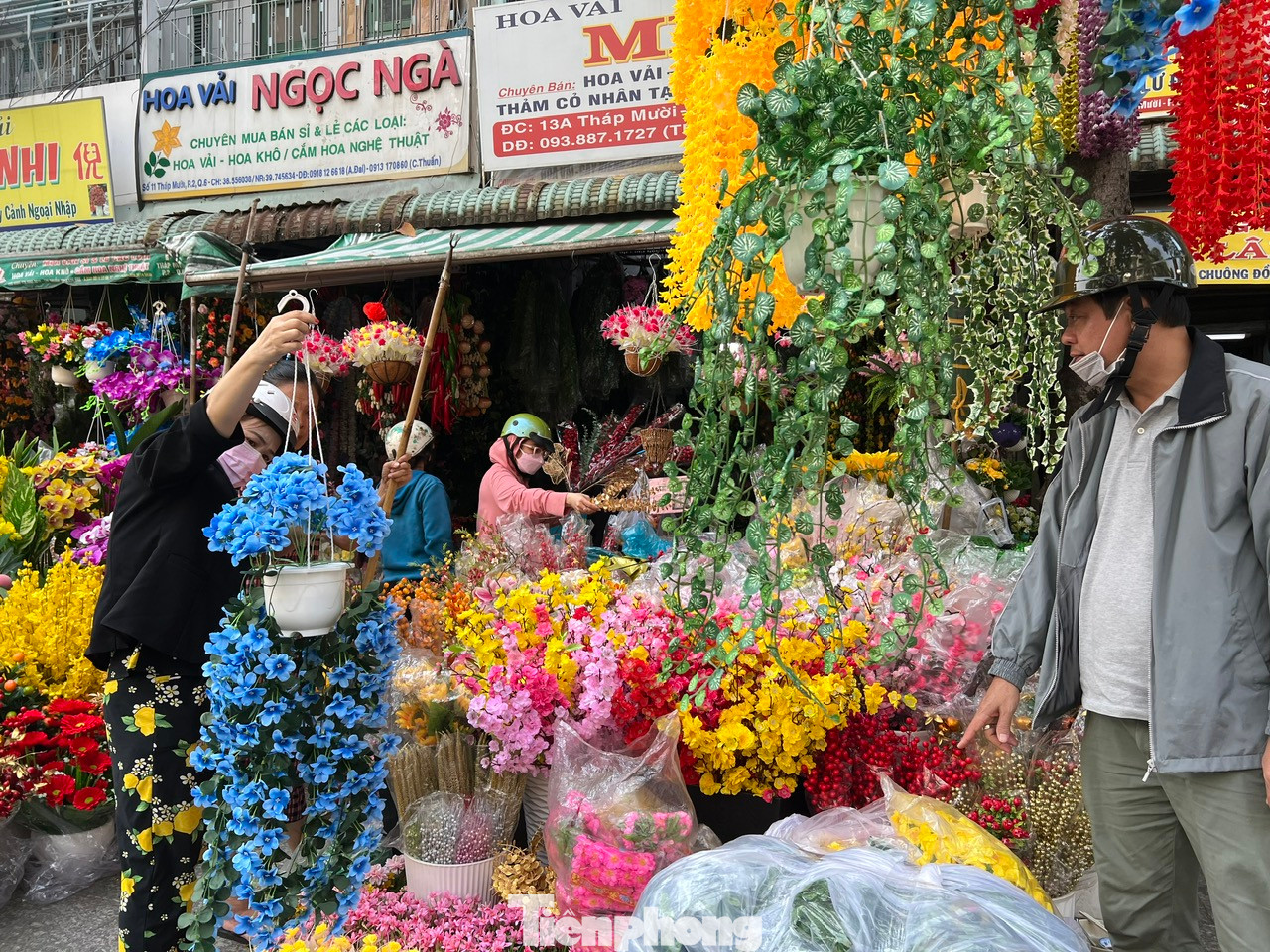 Các chậu hoa giả được làm từ nhựa, voan... với màu sắc bắt mắt, tinh xảo không khác gì hoa thật, có giá từ vài chục ngàn đồng đến cả triệu đồng/chậu. "Tôi mua hoa giả về trang trí nhà cửa, nhất là khu vực ban công để có thêm không khí Tết" - chị Thu Hà (ngụ quận 5) cho biết. Các chậu hoa giả được làm từ nhựa, voan... với màu sắc bắt mắt, tinh xảo không khác gì hoa thật, có giá từ vài chục ngàn đồng đến cả triệu đồng/chậu. "Tôi mua hoa giả về trang trí nhà cửa, nhất là khu vực ban công để có thêm không khí Tết" - chị Thu Hà (ngụ quận 5) cho biết.
