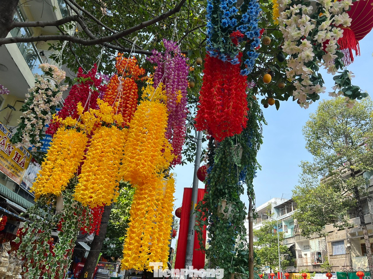 Những chậu hoa được kết thành chùm, treo cao như một khu vườn hoa trên mây. Hoa giả có thể chơi quanh năm mà không sợ hỏng, cuối năm chỉ cần vệ sinh là lại như mới. Những chậu hoa được kết thành chùm, treo cao như một khu vườn hoa trên mây. Hoa giả có thể chơi quanh năm mà không sợ hỏng, cuối năm chỉ cần vệ sinh là lại như mới.