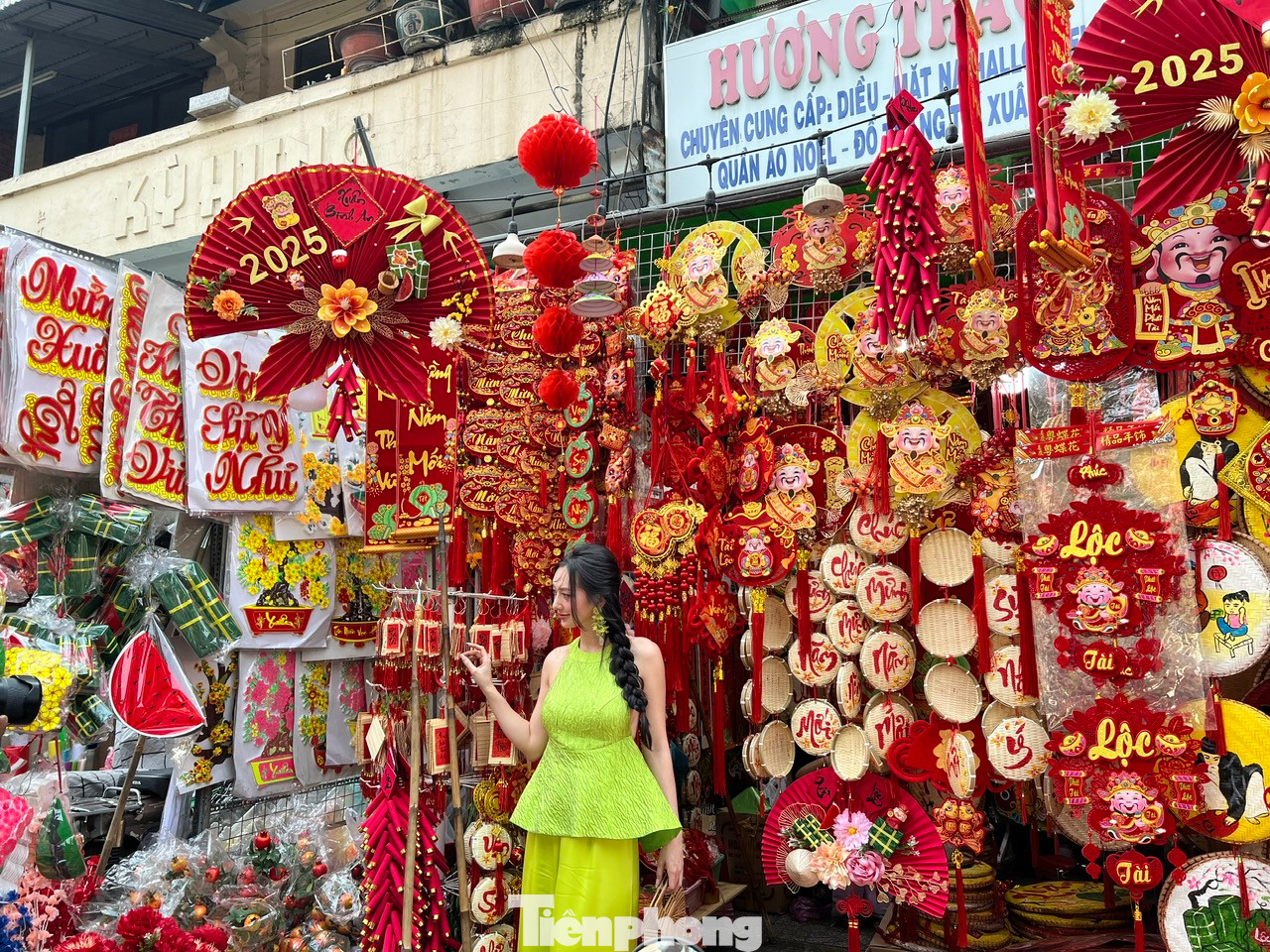 Các cô gái trẻ tranh thủ ghi lại khoảng khắc đẹp trước một cửa hàng kinh doanh đồ trang trí. Các cô gái trẻ tranh thủ ghi lại khoảng khắc đẹp trước một cửa hàng kinh doanh đồ trang trí.