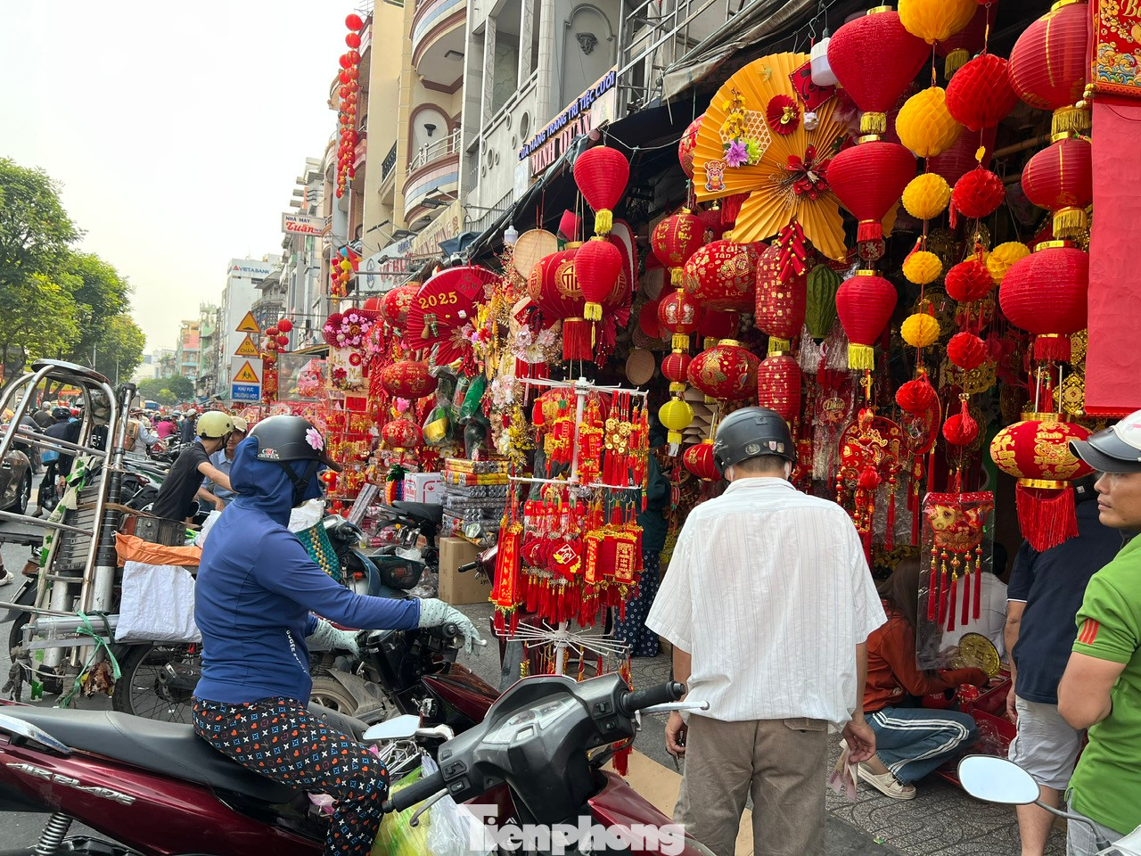 Những cửa hàng kinh doanh đồ trang trí ở quận 5 cũng nhộn nhịp khách. Với giá chỉ từ 10.000 - 1 triệu đồng/sản phẩm, khách tha hồ lựa chọn. Tuy nhiên, do đã sát Tết nên những sản phẩm như quạt trang trí có chữ Xuân đã hết hàng. Những cửa hàng kinh doanh đồ trang trí ở quận 5 cũng nhộn nhịp khách. Với giá chỉ từ 10.000 - 1 triệu đồng/sản phẩm, khách tha hồ lựa chọn. Tuy nhiên, do đã sát Tết nên những sản phẩm như quạt trang trí có chữ Xuân đã hết hàng.