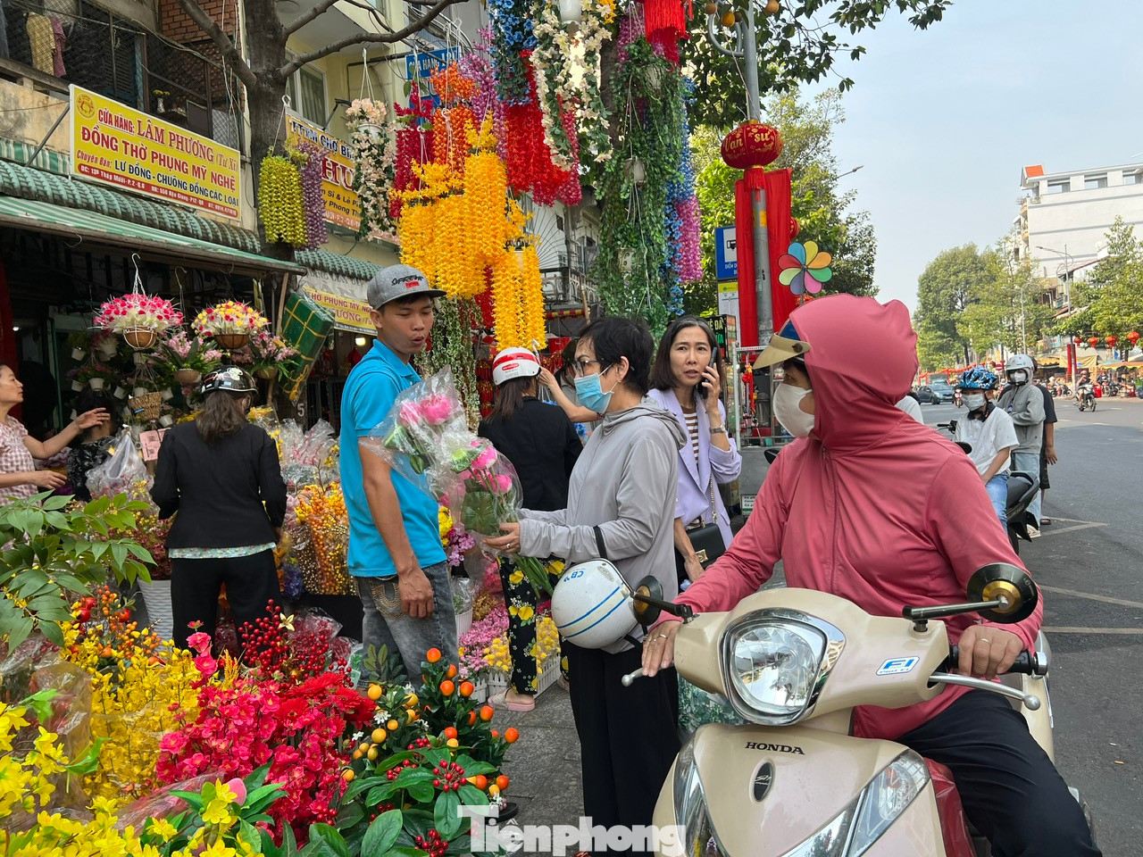 Chiều 26/1 (27 tháng Chạp), trên nhiều tuyến đường như Ba Tháng Hai (quận 10), Hải Thượng Lãn Ông (quận 5)..., những cửa hàng kinh doanh hoa giả thu hút khách đến xem và mua hoa chơi Tết. Chiều 26/1 (27 tháng Chạp), trên nhiều tuyến đường như Ba Tháng Hai (quận 10), Hải Thượng Lãn Ông (quận 5)..., những cửa hàng kinh doanh hoa giả thu hút khách đến xem và mua hoa chơi Tết.