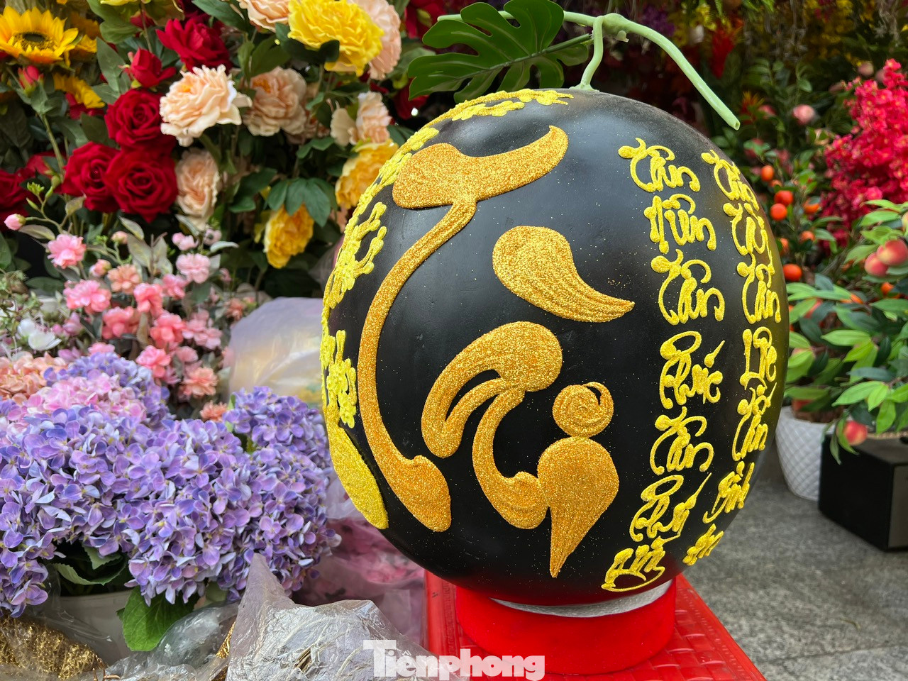 Quả dưa hấu này có giá tới 1,2 triệu đồng. Sản phẩm thích hợp làm vật trang trí trong nhà hoặc trưng bàn thờ. Quả dưa hấu này có giá tới 1,2 triệu đồng. Sản phẩm thích hợp làm vật trang trí trong nhà hoặc trưng bàn thờ.