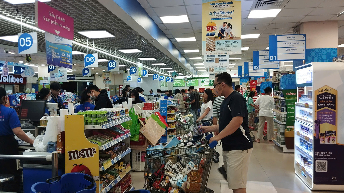 Theo đại diện Saigon Co.op, chương trình khuyến mãi dịp lễ giỗ Tổ Hùng Vương sẽ tập trung giảm giá sâu các nhóm hàng thiết yếu như thực phẩm tươi sống, thực phẩm chế biến sẵn, nước giải khát và đồ uống có cồn... Theo đại diện Saigon Co.op, chương trình khuyến mãi dịp lễ giỗ Tổ Hùng Vương sẽ tập trung giảm giá sâu các nhóm hàng thiết yếu như thực phẩm tươi sống, thực phẩm chế biến sẵn, nước giải khát và đồ uống có cồn...