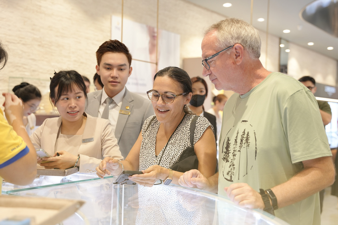 Ngay cả khách nước ngoài cũng hào hứng "săn vàng" trong ngày này. “Chúng tôi cũng tin rằng mua sắm trang sức vàng đầu năm là cách để làm đẹp cho bản thân, nguyện cầu may mắn và có thêm nhiều trải nghiệm văn hoá thú vị. Đặc biệt, tôi sẽ dành tặng món quà trang sức ý nghĩa này cho con gái, khi chúng tôi về nước” - Ông Thomas (đến từ Thuỵ sĩ) chia sẻ. Nhà vàng này sẽ mở cửa phục vụ đến vị khách cuối cùng. Ngay cả khách nước ngoài cũng hào hứng "săn vàng" trong ngày này. “Chúng tôi cũng tin rằng mua sắm trang sức vàng đầu năm là cách để làm đẹp cho bản thân, nguyện cầu may mắn và có thêm nhiều trải nghiệm văn hoá thú vị. Đặc biệt, tôi sẽ dành tặng món quà trang sức ý nghĩa này cho con gái, khi chúng tôi về nước” - Ông Thomas (đến từ Thuỵ sĩ) chia sẻ. Nhà vàng này sẽ mở cửa phục vụ đến vị khách cuối cùng.
